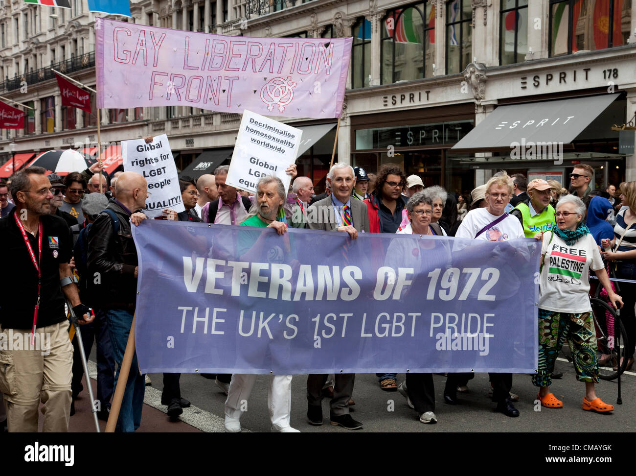 Les anciens combattants de la 1ère marche des fiertés LGBT en 1972 à la World Pride procession dans Regent Street, Central London, UK - 7 juillet 2012 Banque D'Images