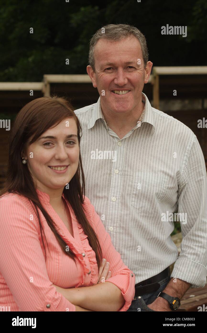 Megan Fearon, 20 ans, est annoncé que son groupe est un nouveau député provincial de Newry Armagh dans l'Assemblée de Stormont. Megan Fearon remplace Conor Murphy MP, qui se tenait comme député provincial. Elle est de Dromintee Fr Armagh. Sur la photo, Megan Fearon et Conor Murphy. 06/07/2012 CREDIT : LiamMcArdle.com Banque D'Images