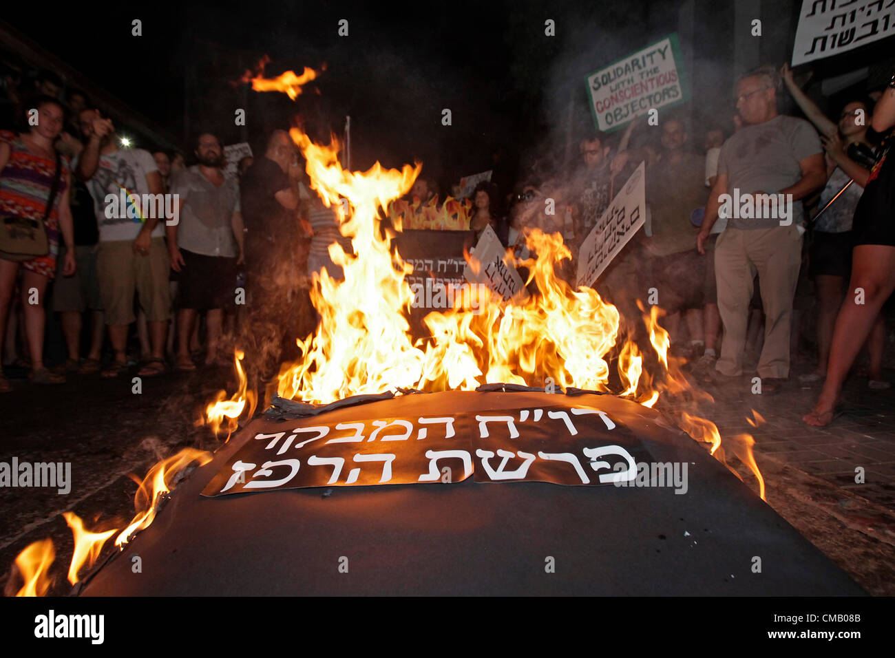 Les manifestants israéliens brûlent des pancartes qu'ils transportaient lors d'une manifestation contre le coût de la vie à tel Aviv en Israël. La manifestation pour la justice sociale a également été appelée la manifestation de Tents, une série de manifestations en Israël à partir de juillet 2011 impliquant des centaines de milliers de manifestants issus de divers milieux socio-économiques opposés à la hausse continue du coût de la vie, en particulier du logement. Banque D'Images
