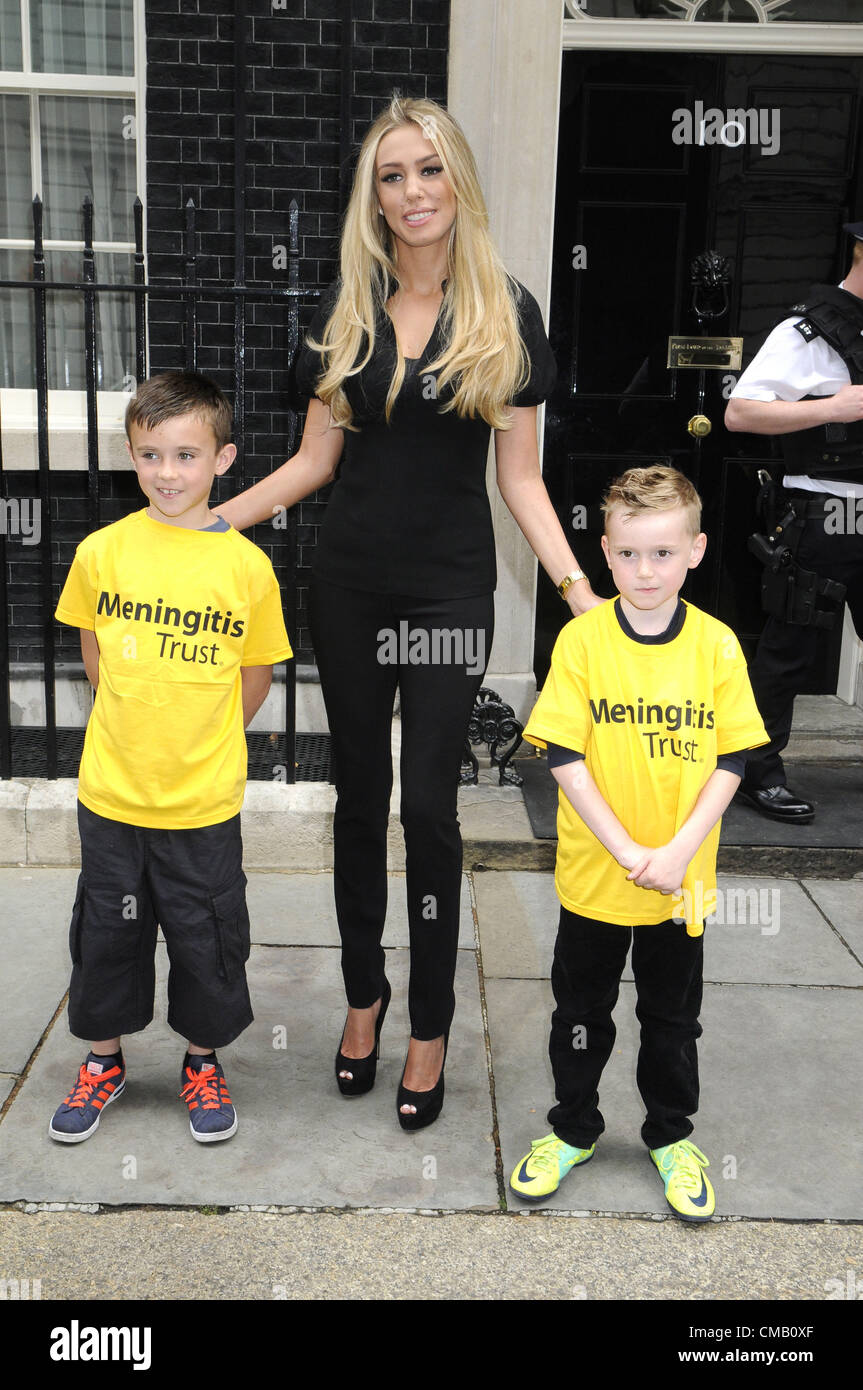 Londres - Petra Ecclestone et la méningite survivor prend une pétition au numéro 10 Downing Street, au nom de la fiducie Méningite.Elle est rejointe par la fiducie, de l'état-major en chef Sue Davie et jeunes survivants de la maladie, Downing Street, Londres - 7 juillet 2012 Photo de presse Personnes Banque D'Images