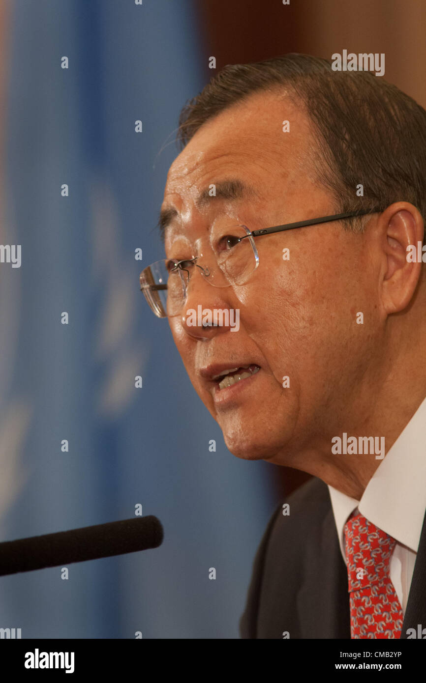 Ban Ki-moon, 8e Secrétaire général de l'Organisation des Nations Unies, lors d'une conférence de presse après le sommet mondial sur l'Afghanistan, à Tokyo, Japon Banque D'Images