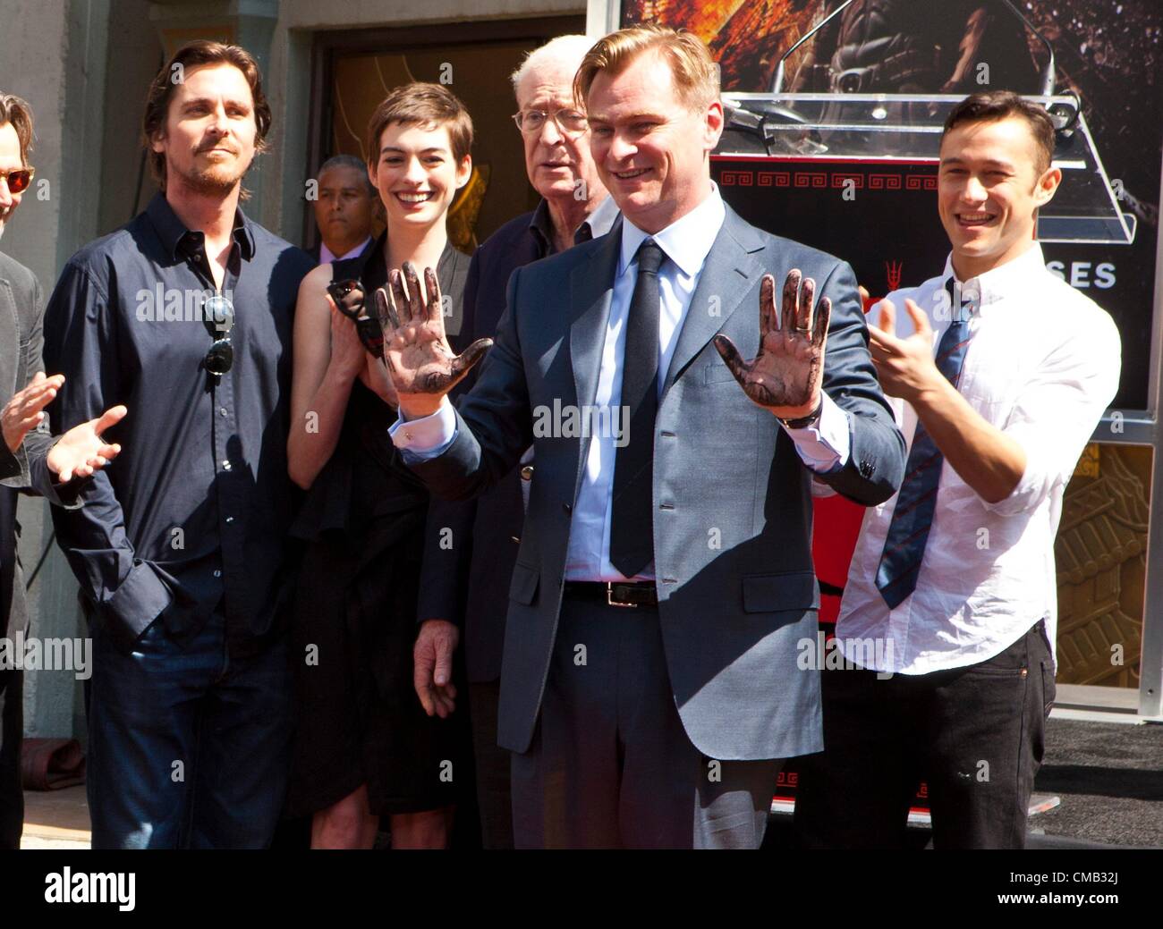 Anne Hathaway, Christian Bale, Christopher Nolan, Joseph Gordon-Levitt et Michael Caine présents à main Cérémonie pour Christopher Nolan au Grauman's, le Grauman's Chinese Theatre, Los Angeles, CA, le 7 juillet 2012. Photo par : Emiley Schweich/Everett Collection Banque D'Images