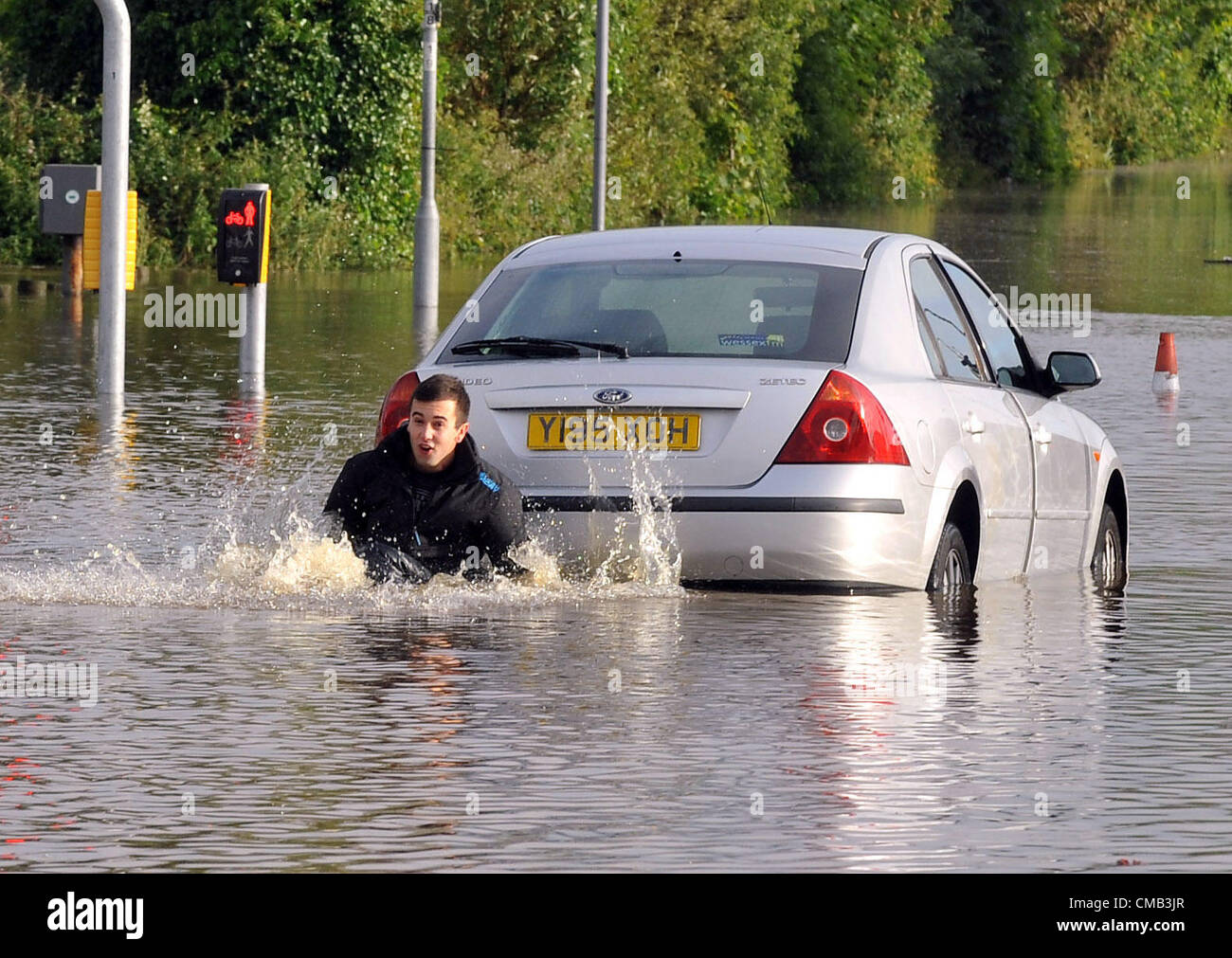 Dorset, UK. 8e juillet 2012. Un jeune conducteur a été pris par les inondations dans le centre-ville de Weymouth. Banque D'Images