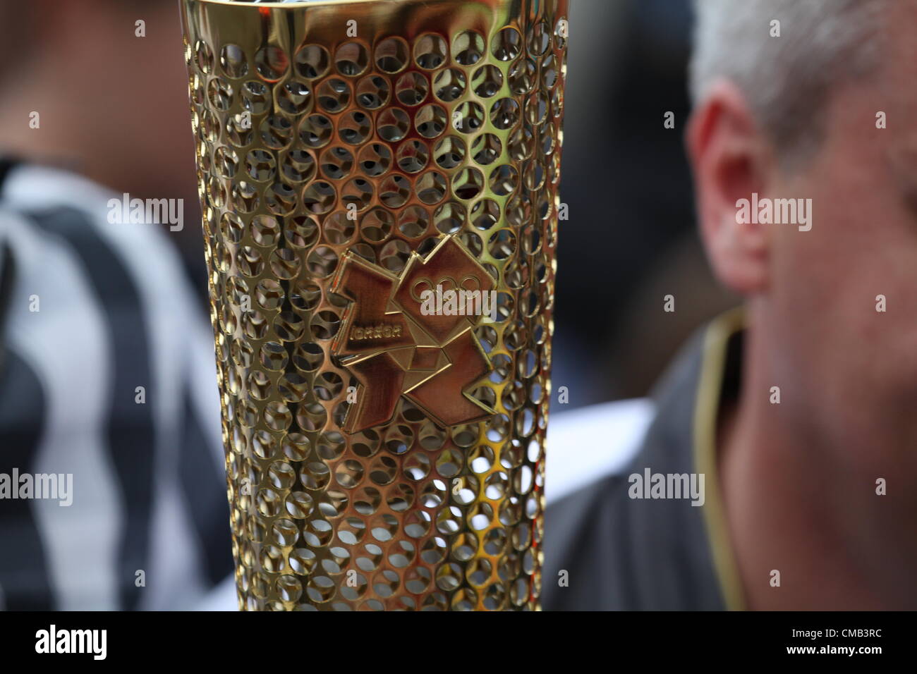 Hemel Hempstead, Royaume-Uni. 8 juillet, 2012. Un gros plan du logo olympique de Londres 2012 le flambeau au jour 50 du relais de la flamme olympique à Hemel Hempstead Banque D'Images