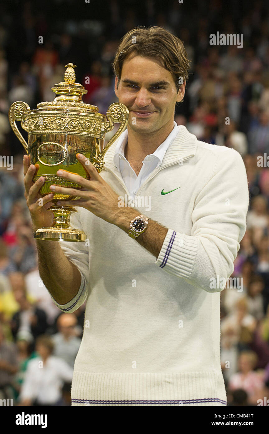 08.07.2012. Le All England Lawn Tennis et croquet Club. Londres, Angleterre. Roger Federer La Suisse de célébrer avec le trophée après avoir remporté le match contre Andy Murray de Grande-Bretagne au cours de mens finales Championnats de tennis de Wimbledon à l'All England Lawn Tennis et croquet Club. London, England, UK Banque D'Images