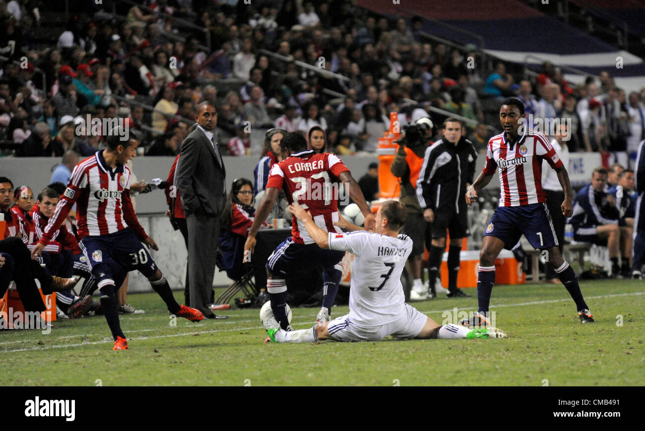 8 juillet 2012 - Carson, Californie, USA - Major League Soccer MLS-Chivas USA en avant- JOSE CORREA est tiré vers le bas par derrière par le défenseur de Whitecap VAncouver JORDANIE HARVEY pendant la deuxième moitié de jouer comme JAMES RILEY [7] et Paolo Cardozo. Chivas USA et le Vancouver Whitecaps FC, joué à un zéro zéro égalité à la Home Depot Center, Carson, Californie, USA, le 7 juillet 2012...L'image de crédit cr Scott Mitchell/ZUMA Press (crédit Image : © Scott Mitchell/ZUMAPRESS.com) Banque D'Images