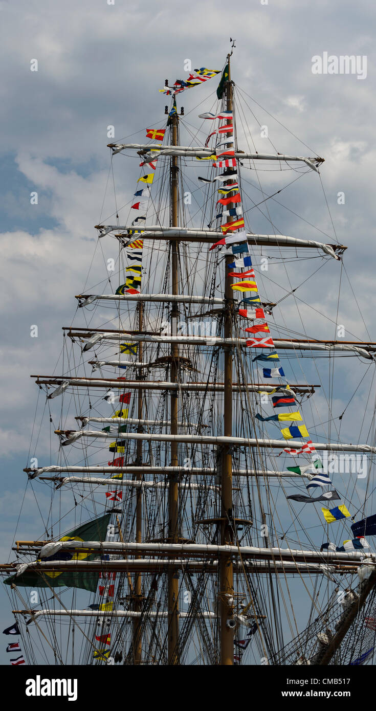 Le grand voilier Cisne Branco, qui signifie Cygne blanc en portugais, à l'ancre à New London, dans le Connecticut à Fort Trumbull signal avec drapeaux au vent, au cours d'OpSail 2012. Le navire école de la marine brésilienne est de Rio de Janeiro, Brésil. Banque D'Images