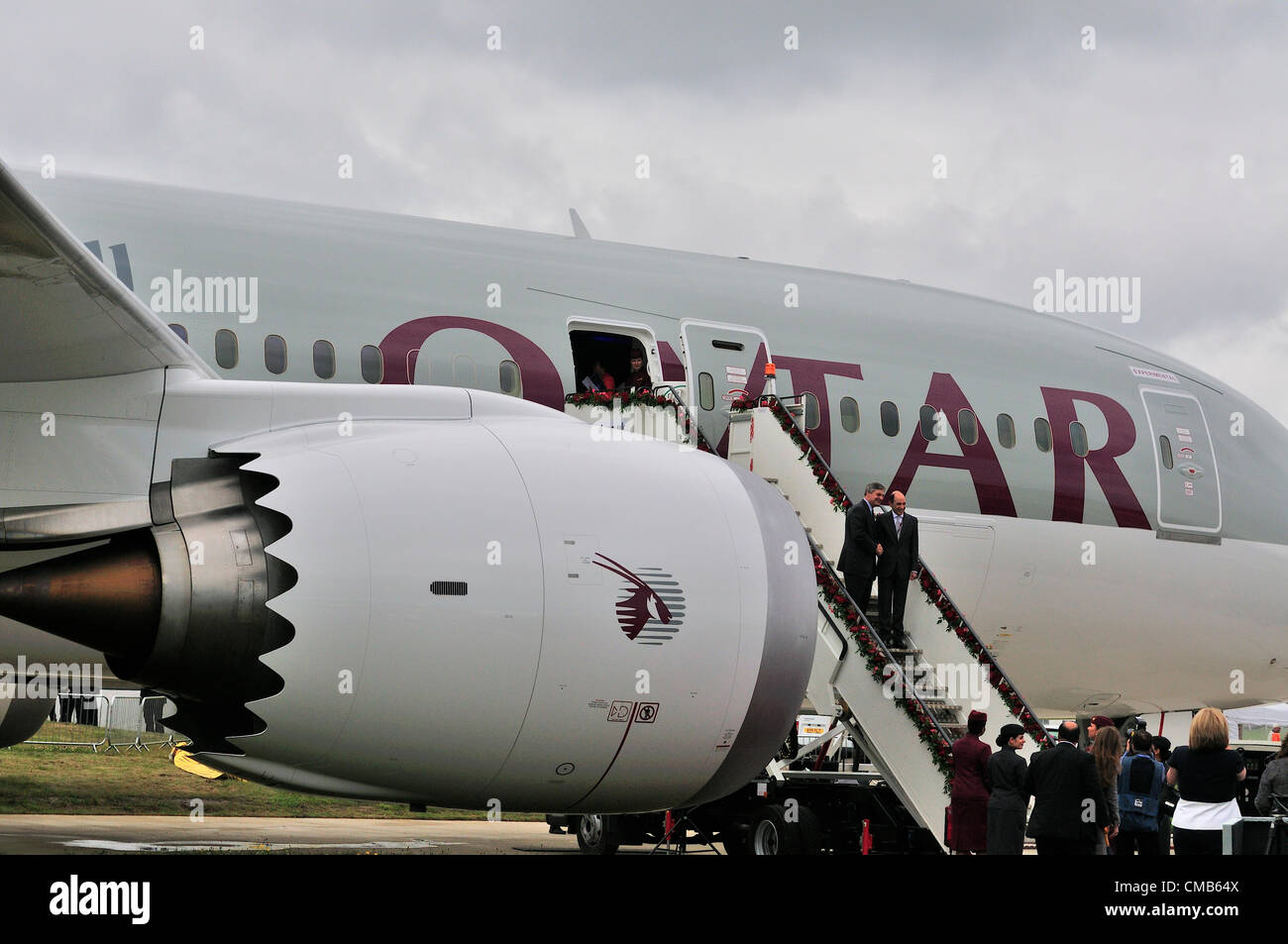 Farnborough International Airshow 2012 Farnborough, Royaume-Uni. Lundi 9 Juillet 2012 Le président de Boeing Commercial Airplanes et directeur général, Ray Conner à gauche et PDG de Qatar Airways, Akbar Al Baker (à droite) sur les marches de l'avion américain bouilloire Boeing 787 jet 'Dnavette Atlantis prépare son dernier retour sur terre au Farnborough International Airshow 2012 qui a débuté aujourd'hui. Il est considéré comme un rival d'Airbus au Farnborough Air Show. Qatar Airways participe pour la première fois en battant affiche au Farnborough International Airshow. Banque D'Images