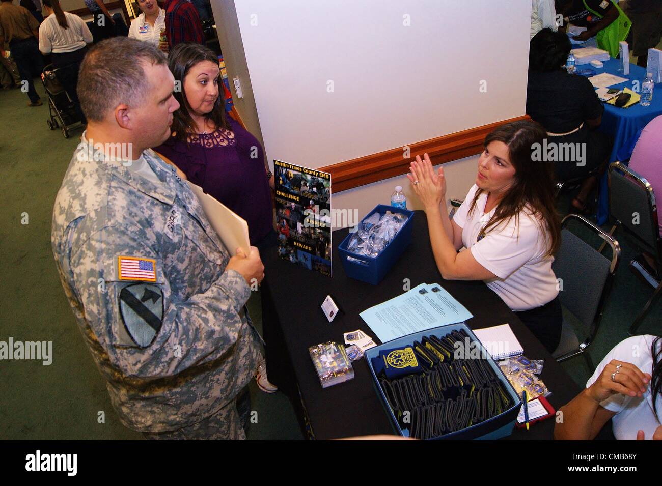 7 juillet 2012 - Austin, Texas, États-Unis - Bienvenue Accueil l'Iraq Vets job fair.Texas State Capitol Building .Austin TX 07/07/2012.Texas Guardsman et l'Iraq veteran James Gaspar et son épouse Tara discuter de possibilités de carrière avec Lisa Sepulveda d'Austin et Travis County EMS (crédit Image : Â© Jeff Newman/Photos/ZUMAPRESS.com) Globe Banque D'Images