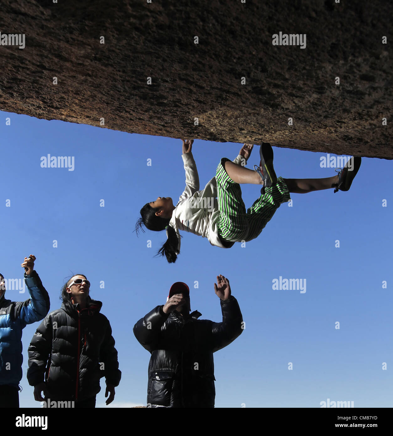 3 juillet 2012 - Hueco Tanks américaines - Entraîneur d'Escalade OBE CARRION points chauds son élève, ASHIMA SHIRAISHI,10, sur ''lashface'' alors que la formation bouldering à Hueco Tanks State Natural Area dans l'ouest du Texas. (Crédit Image : © Erich Schlegel/ZUMAPRESS.com) Banque D'Images