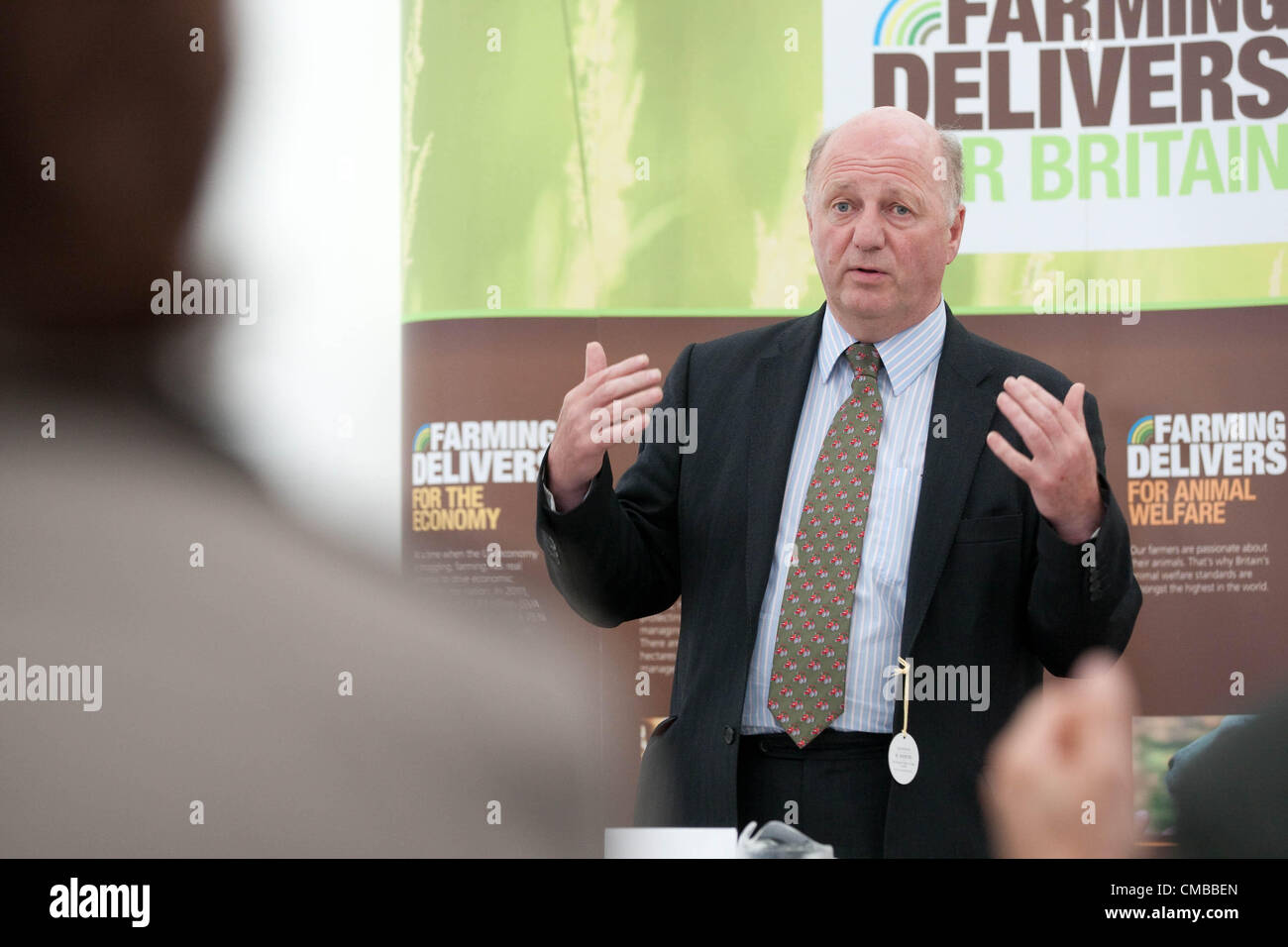 Harrogate North Yorkshire,Ministre d'État à l'Agriculture et de l'alimentation Jim Paice parle à protester contre les producteurs laitiers au Great Yorkshire Show, Harrogate, North Yorkshire. Banque D'Images