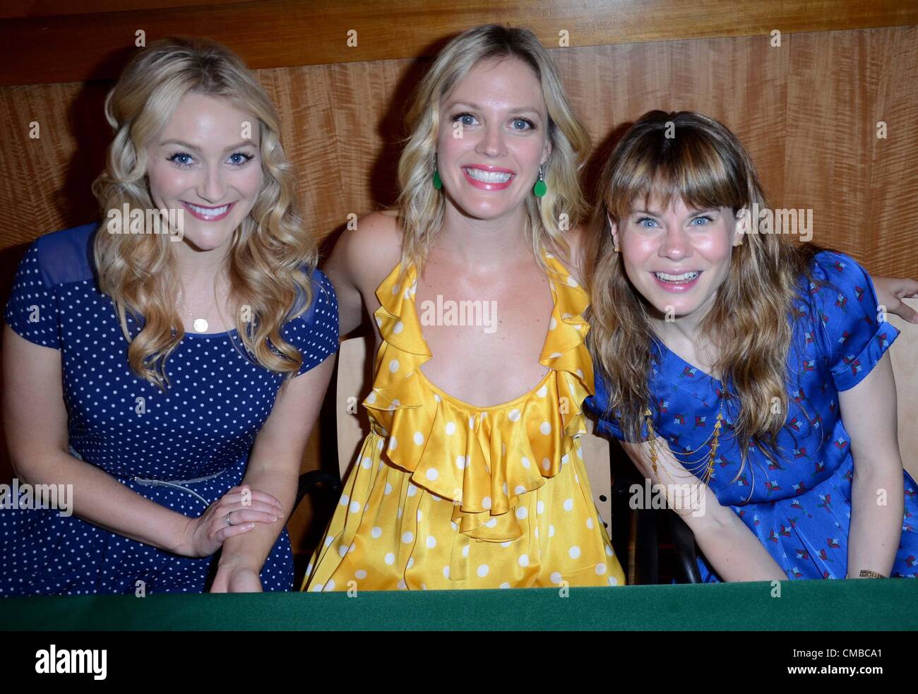 Betsy Wolfe, Elizabeth Stanley, Celia Keenan-Bolger en apparence en magasin pour nous déambulons le long rouleau : 2012 Rappel ! Cast Enregistrement Événements, Barnes et Noble Book Store, New York, NY 10 juillet 2012. Photo par : Derek Storm/Everett Collection Banque D'Images