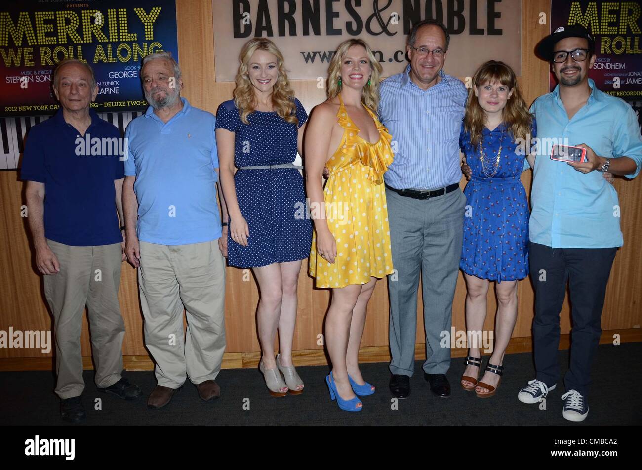 Jonathan Tunick, Stephen Sondheim, Betsy Wolfe, Elizabeth Stanley, Adam Grupper, Celia, Keenan-Bolger Lin-Manuel Miranda à l'apparence en magasin pour nous déambulons le long rouleau : 2012 Rappel ! Cast Enregistrement Événements, Barnes et Noble Book Store, New York, NY 10 juillet 2012. Photo par : Derek Storm/Everett Collection Banque D'Images