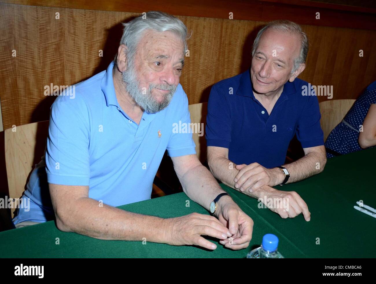 Stephen Sondheim, Jonathan Tunick en apparence en magasin pour nous déambulons le long rouleau : 2012 Rappel ! Cast Enregistrement Événements, Barnes et Noble Book Store, New York, NY 10 juillet 2012. Photo par : Derek Storm/Everett Collection Banque D'Images