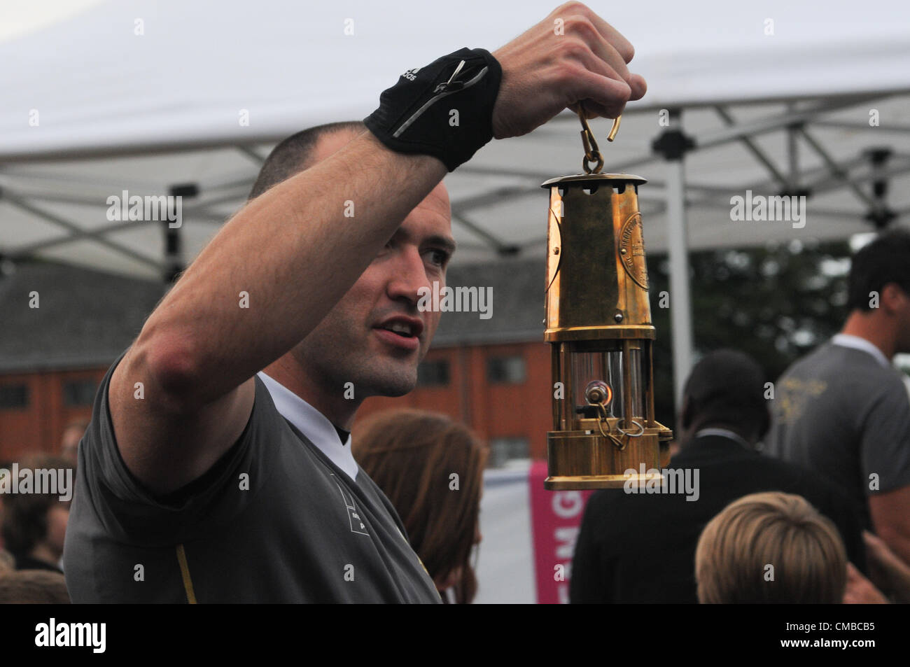 Mark Richardson arrive avec la flamme olympique pour un événement spécial à Aldershot Military Stadium de création d'une "manifestation" après les heures avant qu'il se déplace sur la prochaine étape de son voyage demain matin. L'événement a été suivi par les écoles, d'une troupe de danse 'pas nommer et les partisans de l'équipe de GO. Aldershot n'avait pas été inclus sur le parcours du relais d'origine et ainsi l'événement spécial a été organisé. Banque D'Images