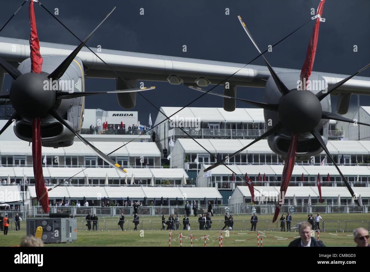 11 juin 2012. Farnborough International Airshow. - Photo de l'hélices Boeing C-17 Globemaster III, avec des chalets et réduite à l'arrière-plan Banque D'Images