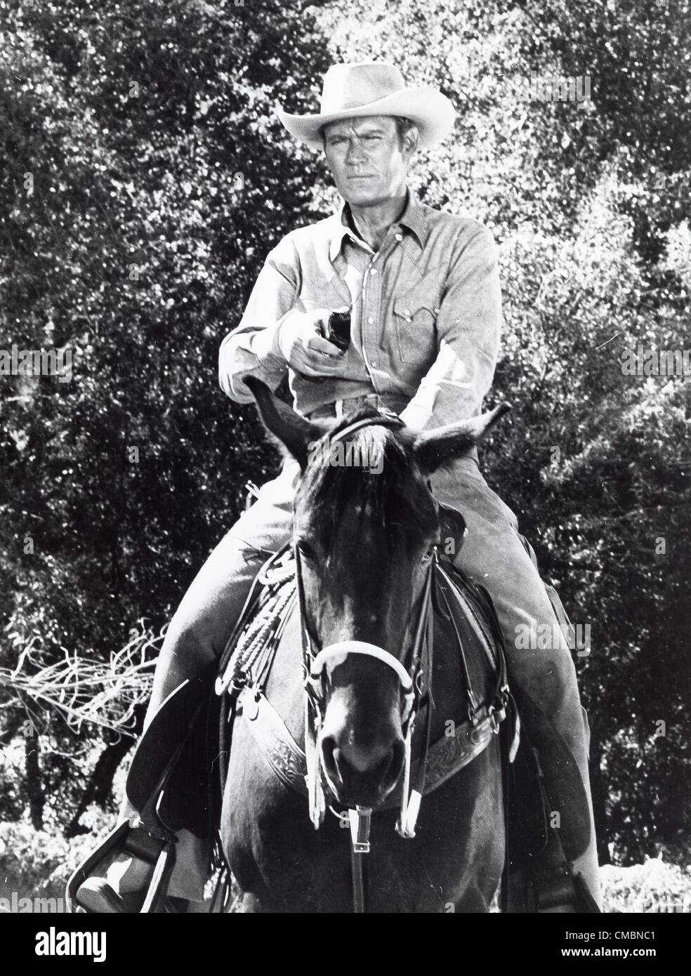 CHUCK CONNORS.AKA Kevin Joseph Aloysius Connors.Fourni par Photos inc..Cowboy en Afrique.toujours.(Image Crédit : Â© fourni par Globe Photos Inc/Globe Photos/ZUMAPRESS.com) Banque D'Images