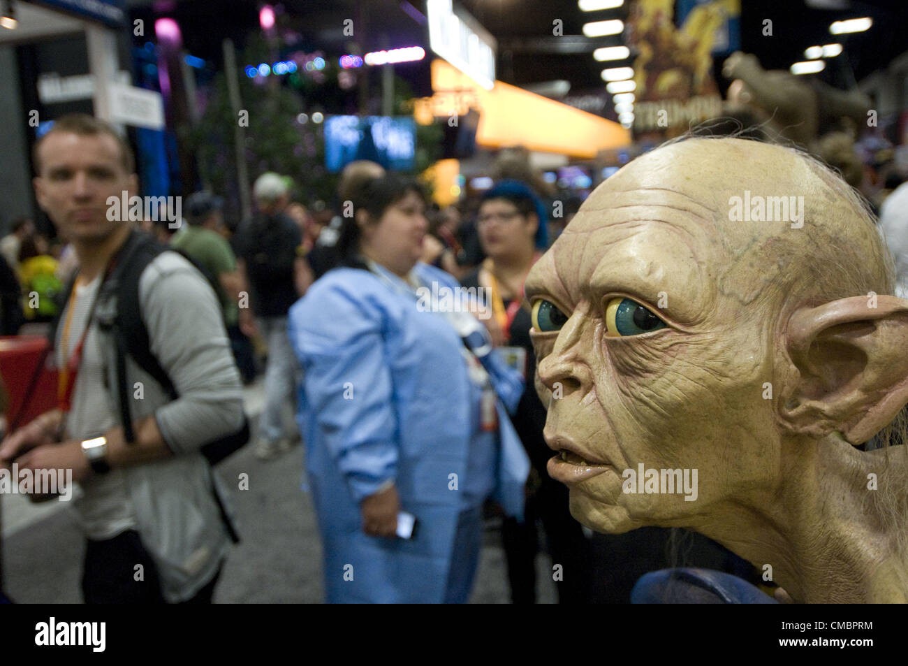 Le 12 juillet 2012 - San Diego, Californie, États-Unis - Gollum du Seigneur des Anneaux regarde les visiteurs passent au cours de la 43e assemblée annuelle Comic-Con International, la plus grande bande dessinée et événement de la culture pop en Amérique du Nord, au San Diego Convention Center cent quarante mille billets ont été vendus pour l'événement de quatre jours. (Crédit Image : © Earl S. Cryer/ZUMAPRESS.com) Banque D'Images