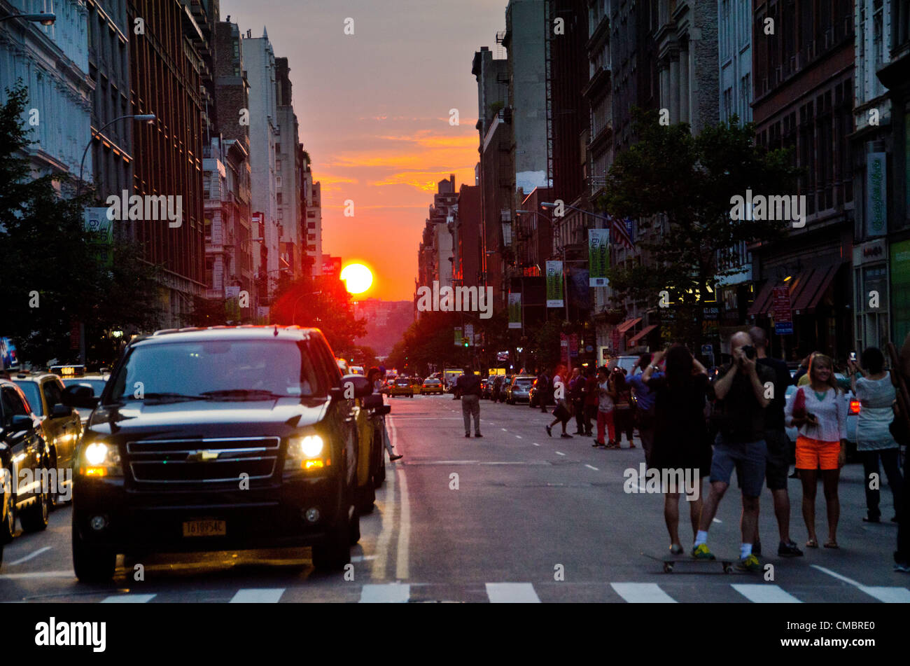 Jul 11, 2012 - New York, NY, USA - Le phénomène connu par beaucoup comme anhattanhendge «' ou 'Manhattan Solstice.' une à deux fois par année au cours de laquelle l'occurrence coucher de soleil s'aligne avec l'orient'Äìwest rues de Manhattan. Voir à partir de la 23e & 5e par le Flat Iron Building. Banque D'Images