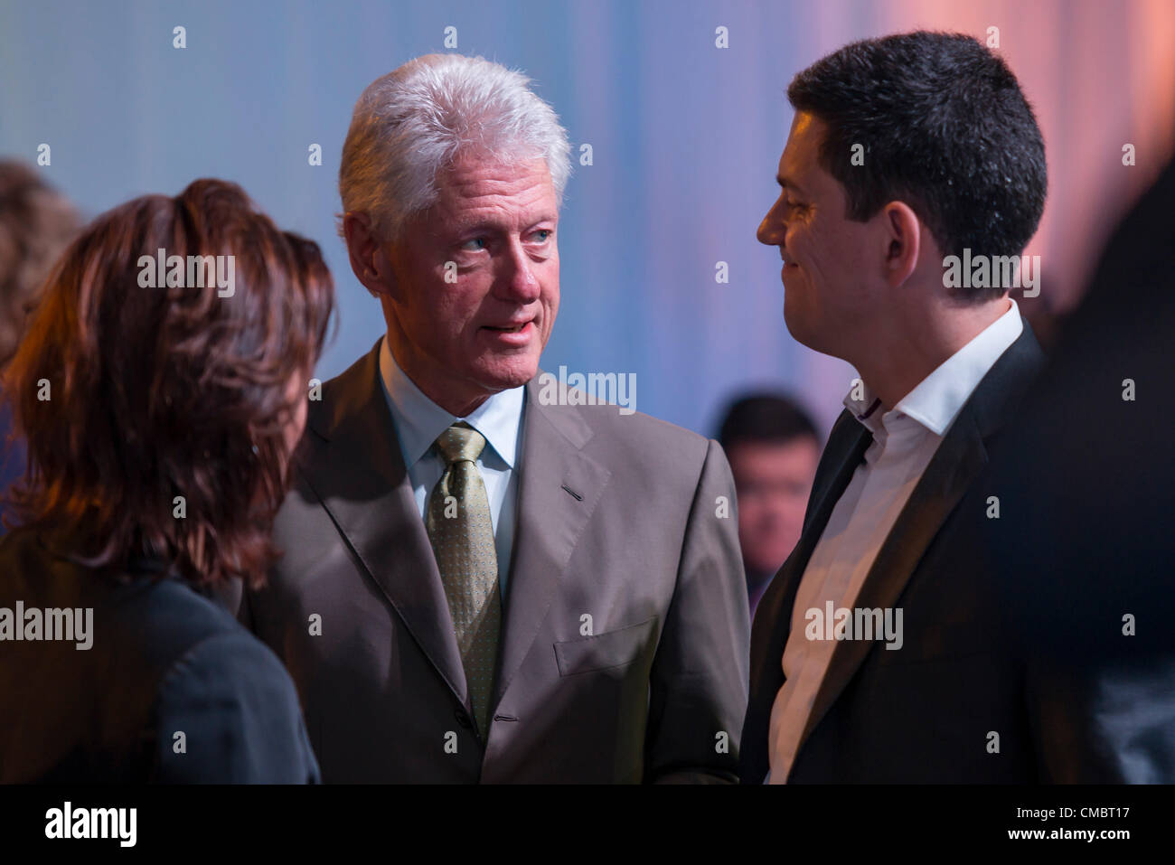 13 juillet 2012 Le président Bill Clinton (à gauche), fondateur de la Fondation William J. Clinton et 42e président des États-Unis d'Amérique et Rt. L'honorable David Miliband (à droite) Membre du Parlement européen, Parti travailliste britannique, Ressource 2 jours de conférence, discuter et contester les idées préconçues à propos de la situation politique et économique, 250 leaders mondiaux dans le domaine des affaires, des finances, des universités et de la politique à partir d'une nouvelle conversation sur la gestion des ressources naturelles et à l'alignement de la pensée à long terme et les bénéfices. Ressource est fondée par la Fondation Rothschild, Université d'Oxford et l'École de Smith Banque D'Images