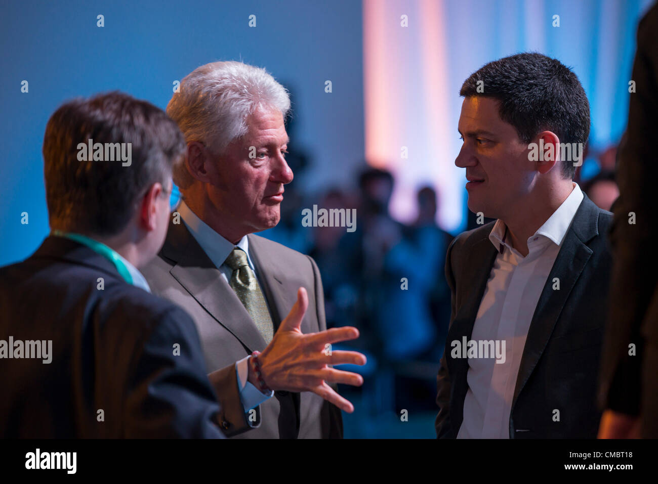 13 juillet 2012 Le président Bill Clinton (à gauche), fondateur de la Fondation William J. Clinton et 42e président des États-Unis d'Amérique et Rt. L'honorable David Miliband (à droite) Membre du Parlement européen, Parti travailliste britannique, Ressource 2 jours de conférence, discuter et contester les idées préconçues à propos de la situation politique et économique, 250 leaders mondiaux dans le domaine des affaires, des finances, des universités et de la politique à partir d'une nouvelle conversation sur la gestion des ressources naturelles et à l'alignement de la pensée à long terme et les bénéfices. Ressource est fondée par la Fondation Rothschild, Université d'Oxford et l'École de Smith Banque D'Images