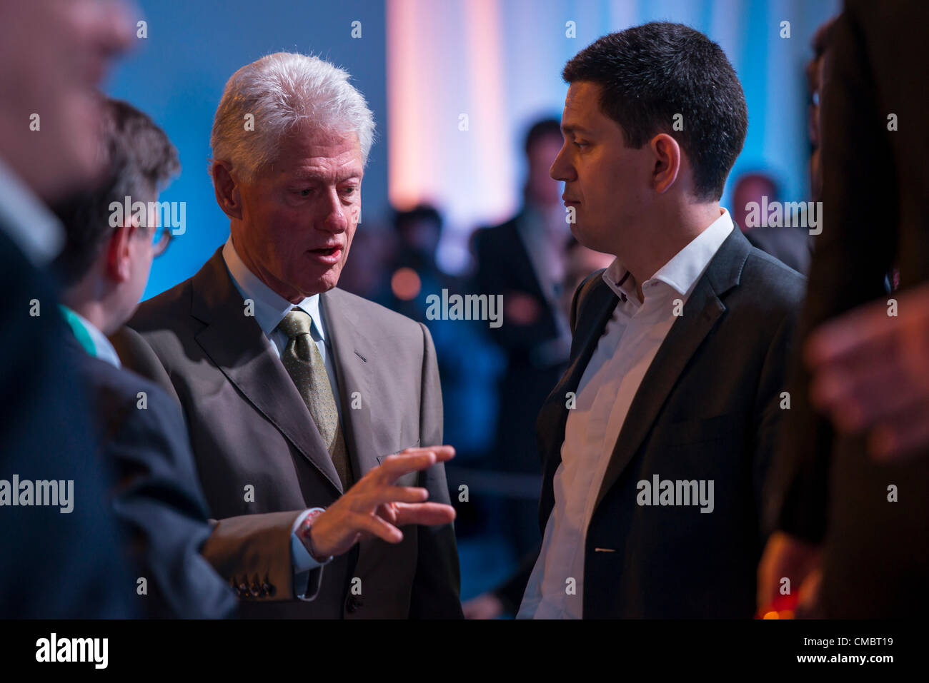 13 juillet 2012 Le président Bill Clinton (à gauche), fondateur de la Fondation William J. Clinton et 42e président des États-Unis d'Amérique et Rt. L'honorable David Miliband (à droite) Membre du Parlement européen, Parti travailliste britannique, Ressource 2 jours de conférence, discuter et contester les idées préconçues à propos de la situation politique et économique, 250 leaders mondiaux dans le domaine des affaires, des finances, des universités et de la politique à partir d'une nouvelle conversation sur la gestion des ressources naturelles et à l'alignement de la pensée à long terme et les bénéfices. Ressource est fondée par la Fondation Rothschild, Université d'Oxford et l'École de Smith Banque D'Images