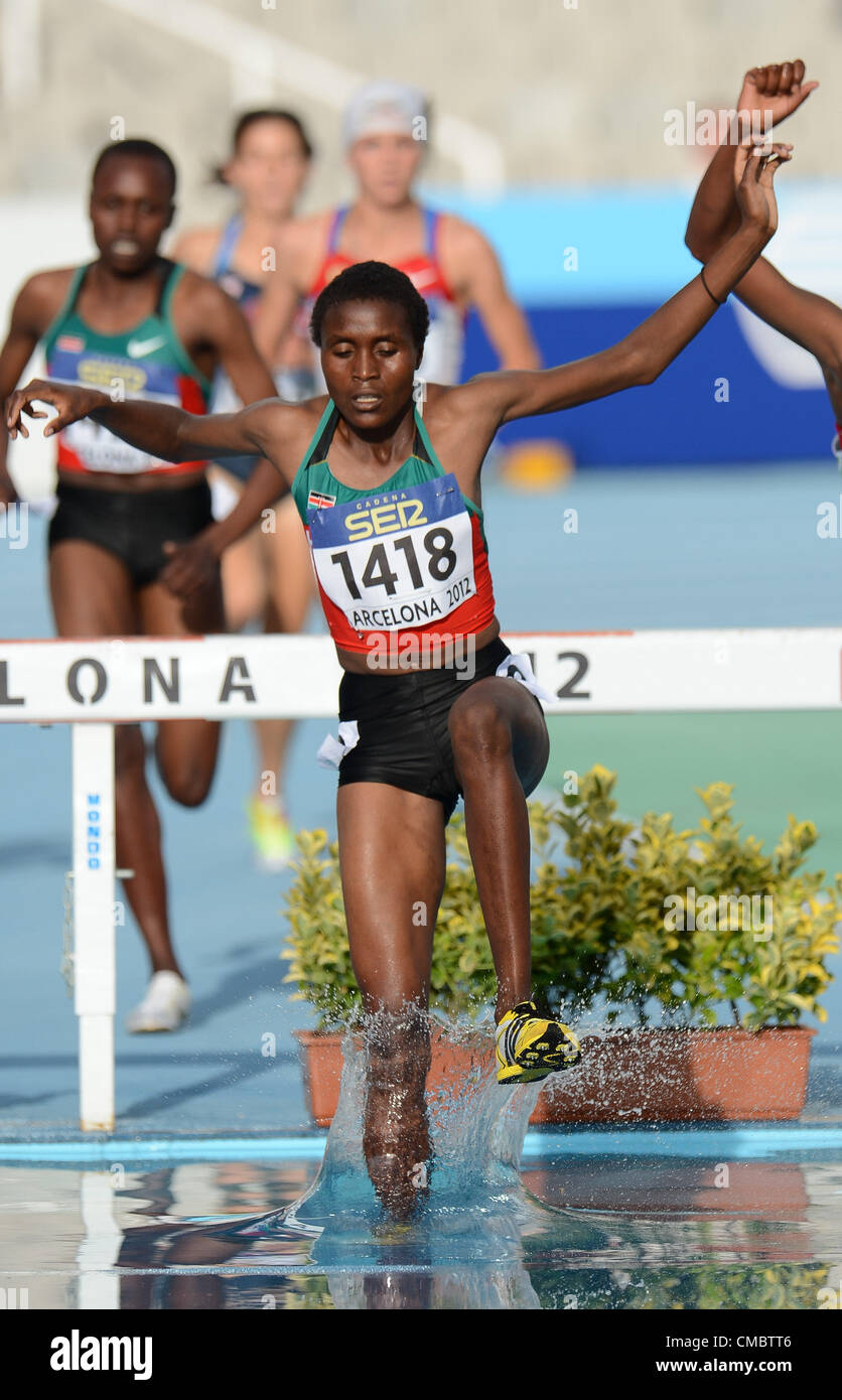 Barcelone, Espagne : le jeudi 12 juillet 2012, Daisy Jepkemei (1418) du Kenya à l'eau saut de la féministe 3000m steeple lors de la session de l'après-midi du jour 3 de l'IAAF World Junior Championships, à l'Estadi Olimpic de Montjuic. Photo par Roger Sedres/ImageSA Banque D'Images