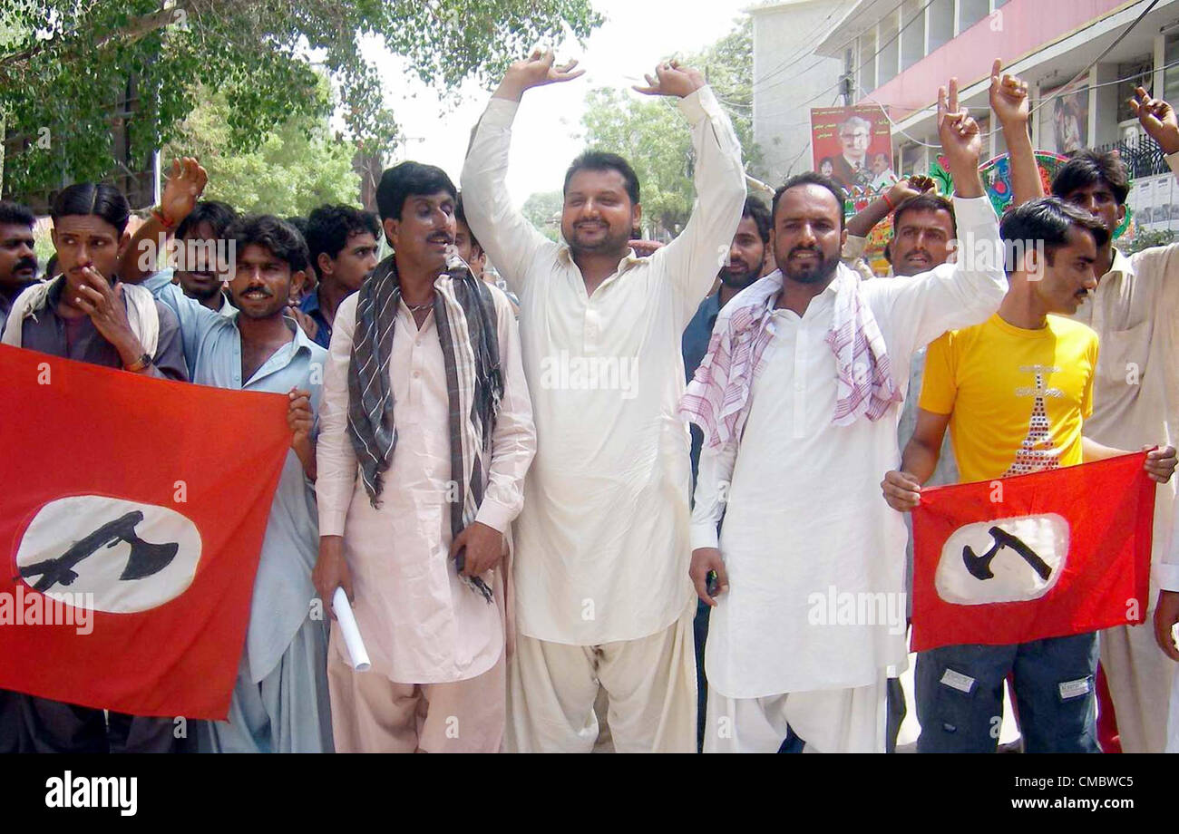 Militant du Sindh Jeay Tehreek chanter des slogans contre la prison centrale pendant une manifestation de protestation à Hyderabad press club le vendredi 13 juillet, 2012 Banque D'Images