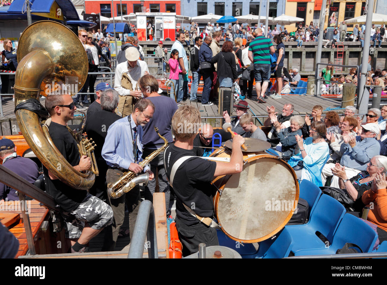 Vendredi 13 juillet, 2012 - La street parade populaire et traditionnelle jazz band - l'Orion Brass Band la finition d'une croisière sur le canal de Nyhavn, concert bondé de Copenhague, Danemark, sur un vendredi après-midi chaud et ensoleillé plein de touristes pendant le Festival de Jazz de Copenhague. Banque D'Images