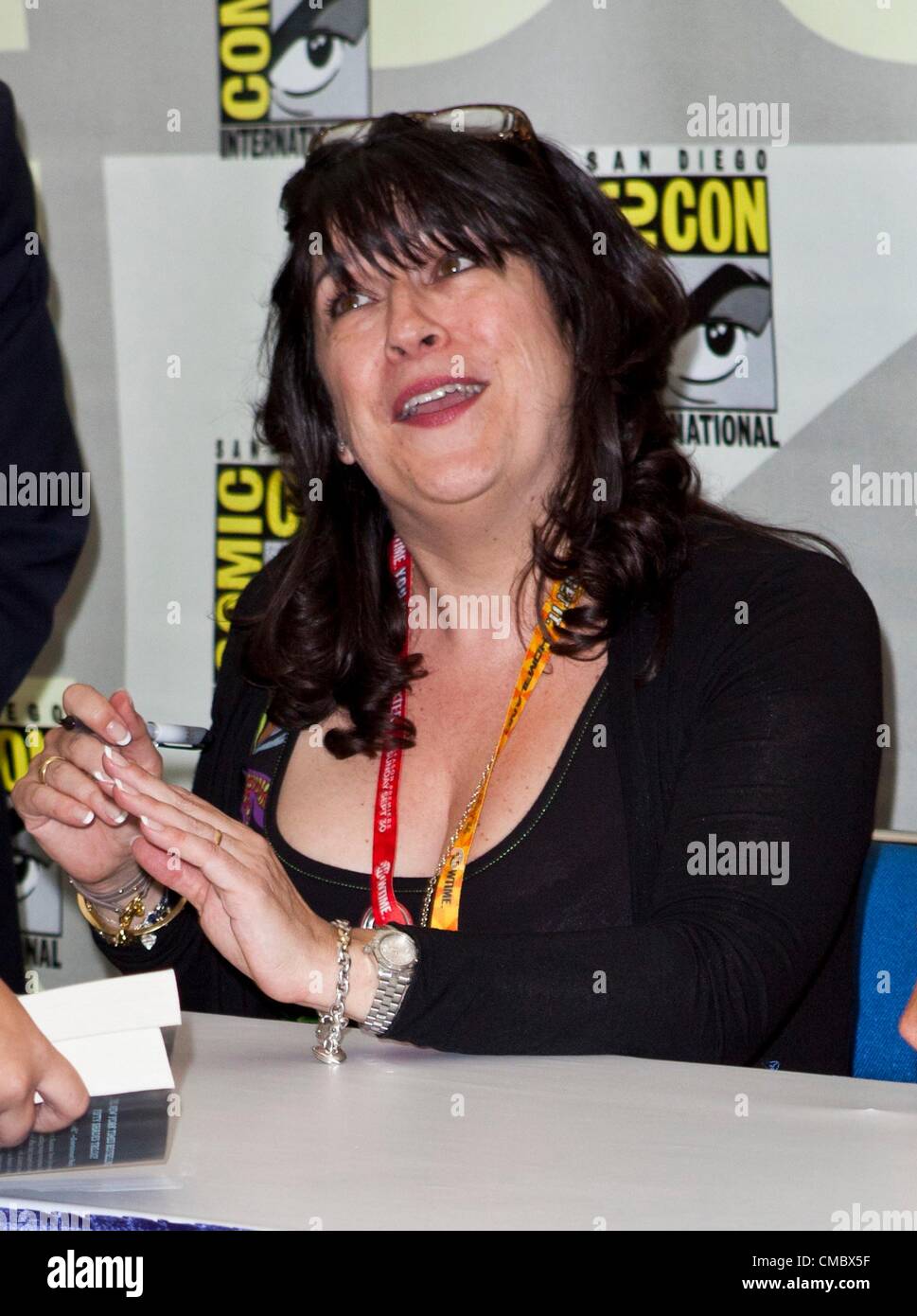 E.L. James, cinquante Nuances de gris à l'intérieur de l'auteur signature d'autographes pour la journée d'Ouverture 2012 Comic-Con - THU, San Diego Convention Center, San Diego, CA, 12 juillet 2012. Photo par : Emiley Schweich/Everett Collection Banque D'Images