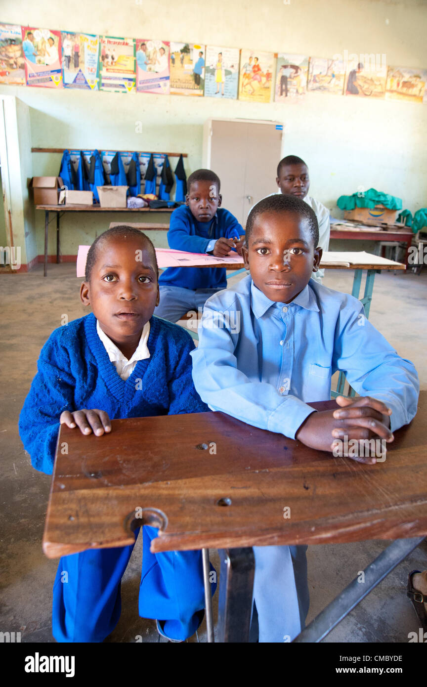 Le 21 juin 2012 - Mhangura (Village, Zimbabwe - le 21 juin 2012, le Zimbabwe, makonde - les enfants malentendants dans la catégorie à la mine Mhangura École primaire dans le district de Makonde du Zimbabwe. Dans le cadre de l'assainissement de l'eau en milieu rural et de l'Hygiène (WASH), ER projet CRS construit 14 latrines à l'école pour remplacer le vieillissement des structures en place, y compris deux toilettes accessibles en fauteuil roulant pour les handicapés. Travaillant par l'intermédiaire de Caritas Zimbabwe, CRS construit 256 latrines dans trois districts du Zimbabwe depuis 2010 dans le cadre du projet. (Crédit Image : © David Snyder/ZUMAPRESS.com) Banque D'Images