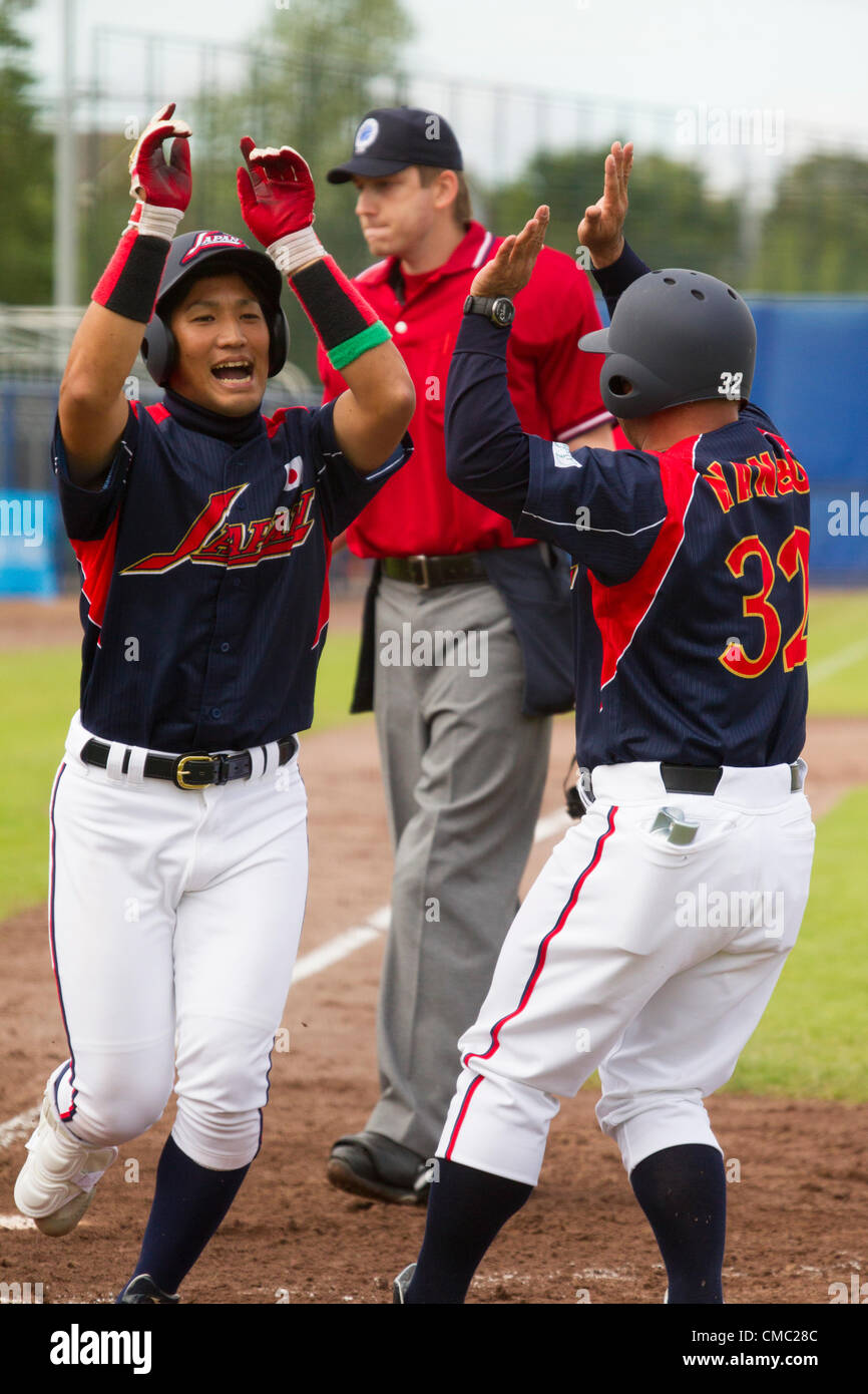 HAARLEM, Pays-Bas, 14/07/2012. L'équipe de baseball de l'Etoh Yoshiki Japon célèbre son home run à l'Haarlem 2012 Semaine de baseball. Banque D'Images