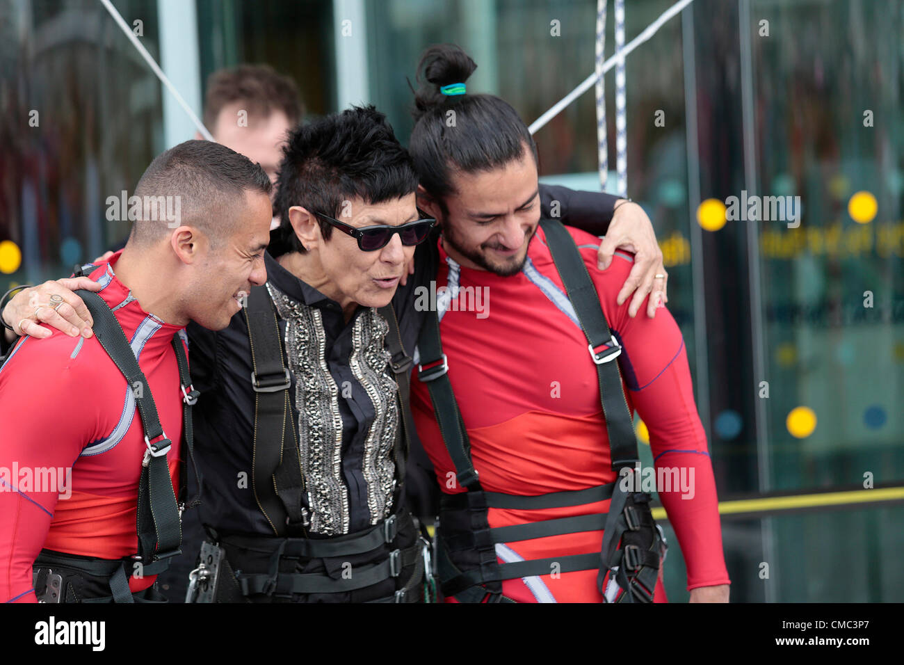 Londres, Angleterre, Royaume-Uni. Dimanche, 15 juillet 2012. SURPRISES : STREB, Elizabeth Streb, 63, en costume noir, a dirigé deux 'action heroes' dans une descente en rappel par quest marche sur la façade de l'hôtel de ville, qui a été créé par Sir Norman Foster. Organisé par l'ascenseur, la London International Festival of Theatre, et soutenu par le maire de Londres et le London Festival 2012, surprises : Streb est un événement pour célébrer les Jeux Olympiques 2012 à Londres. Banque D'Images