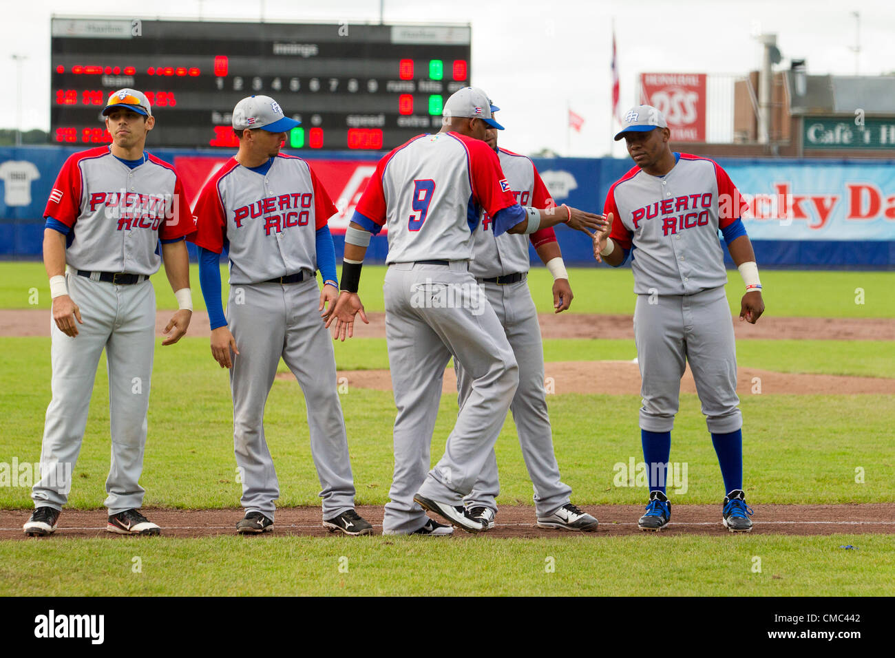 HAARLEM, Pays-Bas, 14/07/2012. Joueur Jorge Jimenez, serre la main avec ses coéquipiers avant le match contre les Pays-Bas à la semaine de baseball de Haarlem en 2012. Banque D'Images