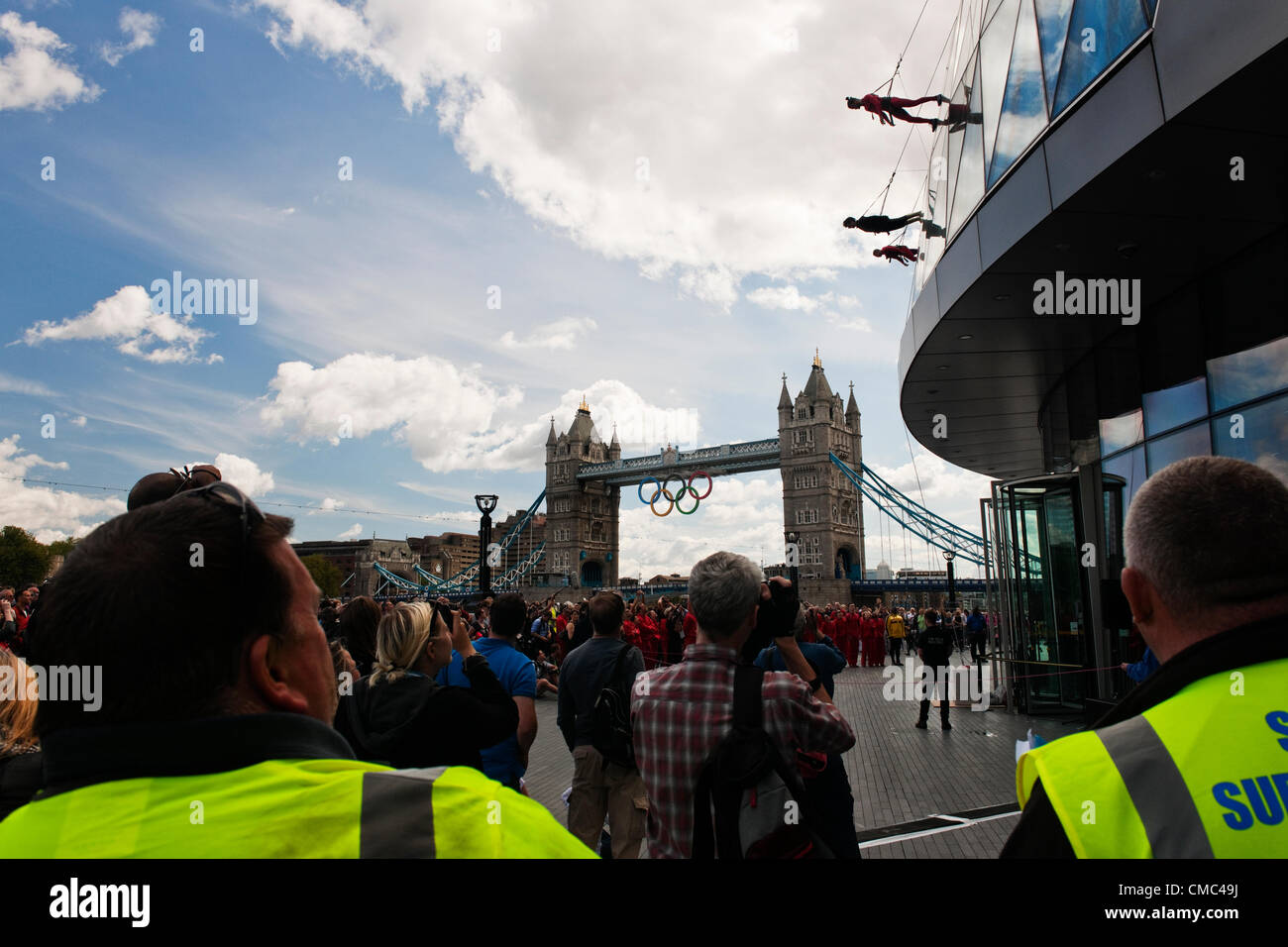 Dimanche 15 juillet, de l'Hôtel de ville de Londres. New York légendaire chorégraphe, Elizabeth Streb et sa compagnie effectuer une passerelle sur l'hôtel de ville de Londres ce matin en vue des anneaux olympiques pendaison de Tower Bridge. L'ouverture des Jeux Olympiques de Londres le 27 juillet et cet événement fait partie de l'Olympiade culturelle. Banque D'Images