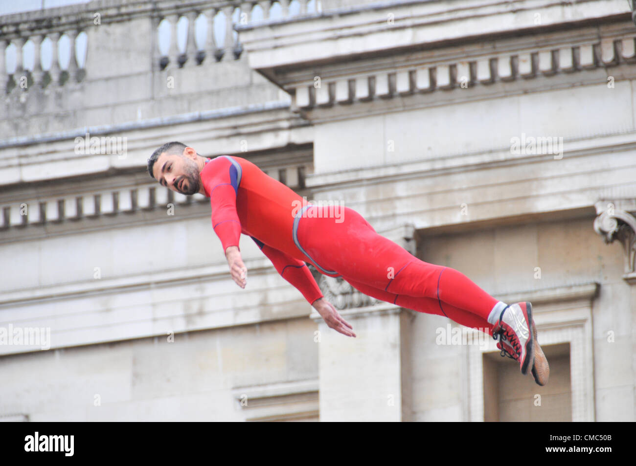 Londres, Royaume-Uni. 15 juillet 2012. Un artiste interprète ou exécutant des sauts dans l'espace en une journée extraordinaire, surprises : Streb. Chorégraphe Elizabeth Streb et sa compagnie de danse New York 'Action Heroes' avec leurs performances dans l'ASCENSION avant de la Galerie nationale. Banque D'Images