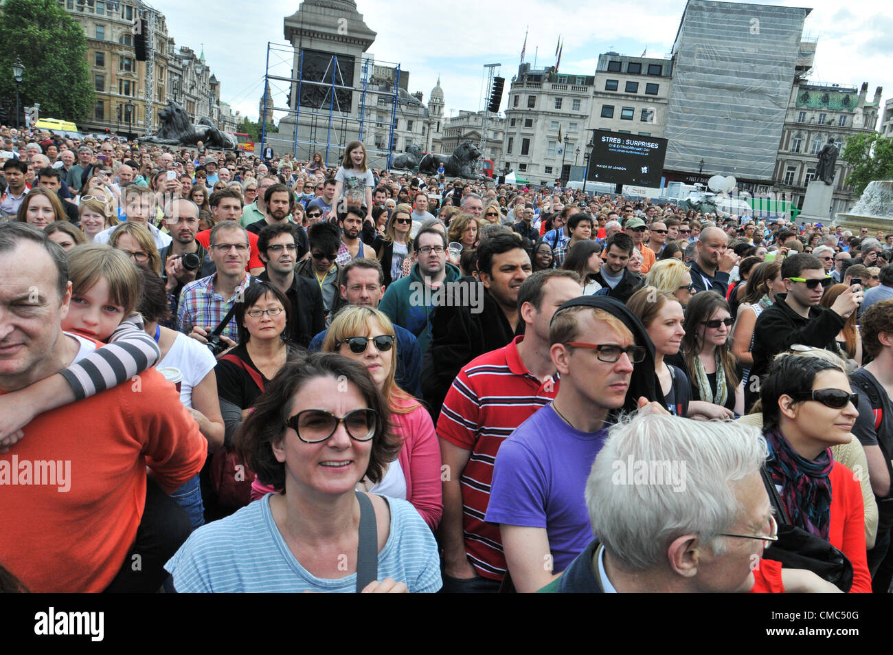 Londres, Royaume-Uni. 15 juillet 2012. La foule de profiter du spectacle d'une journée extraordinaire, surprises : Streb. Chorégraphe Elizabeth Streb et sa compagnie de danse New York 'Action Heroes' avec leurs performances dans l'ASCENSION avant de la Galerie nationale. Banque D'Images