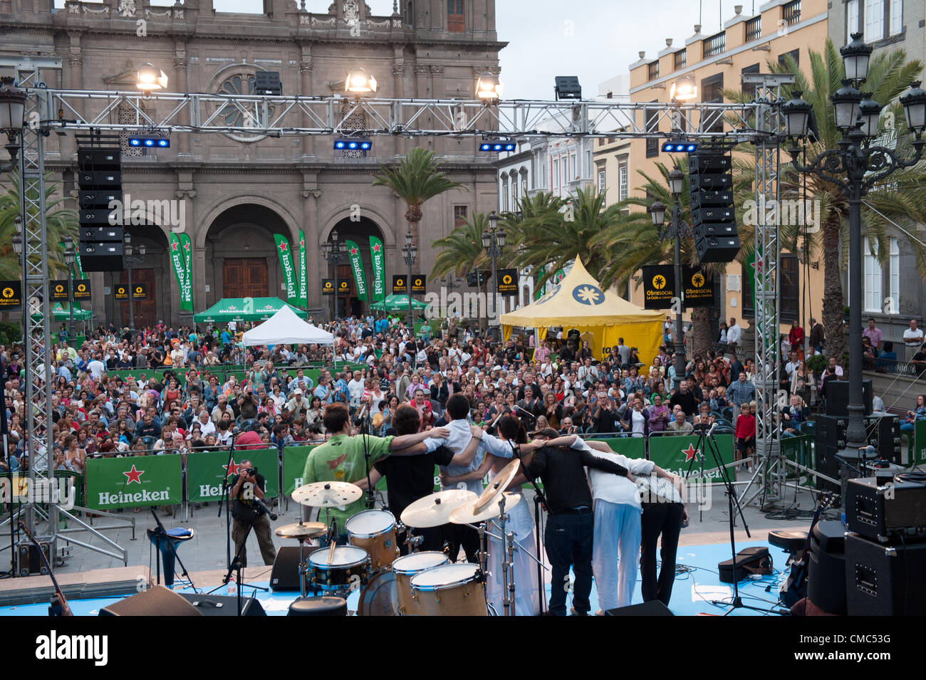 Juillet 14, 2012 - Las Palmas, Canaries, Espagne - personnes donne aux applaudissements à la bande Manao, pendant le festival international de jazz de canarias & mas Heineken, dans la région de Plaza Santa Ana, Las Palmas, Canaries, le samedi 14 juillet 2012. Retour la cathédrale de Santa Ana. Banque D'Images