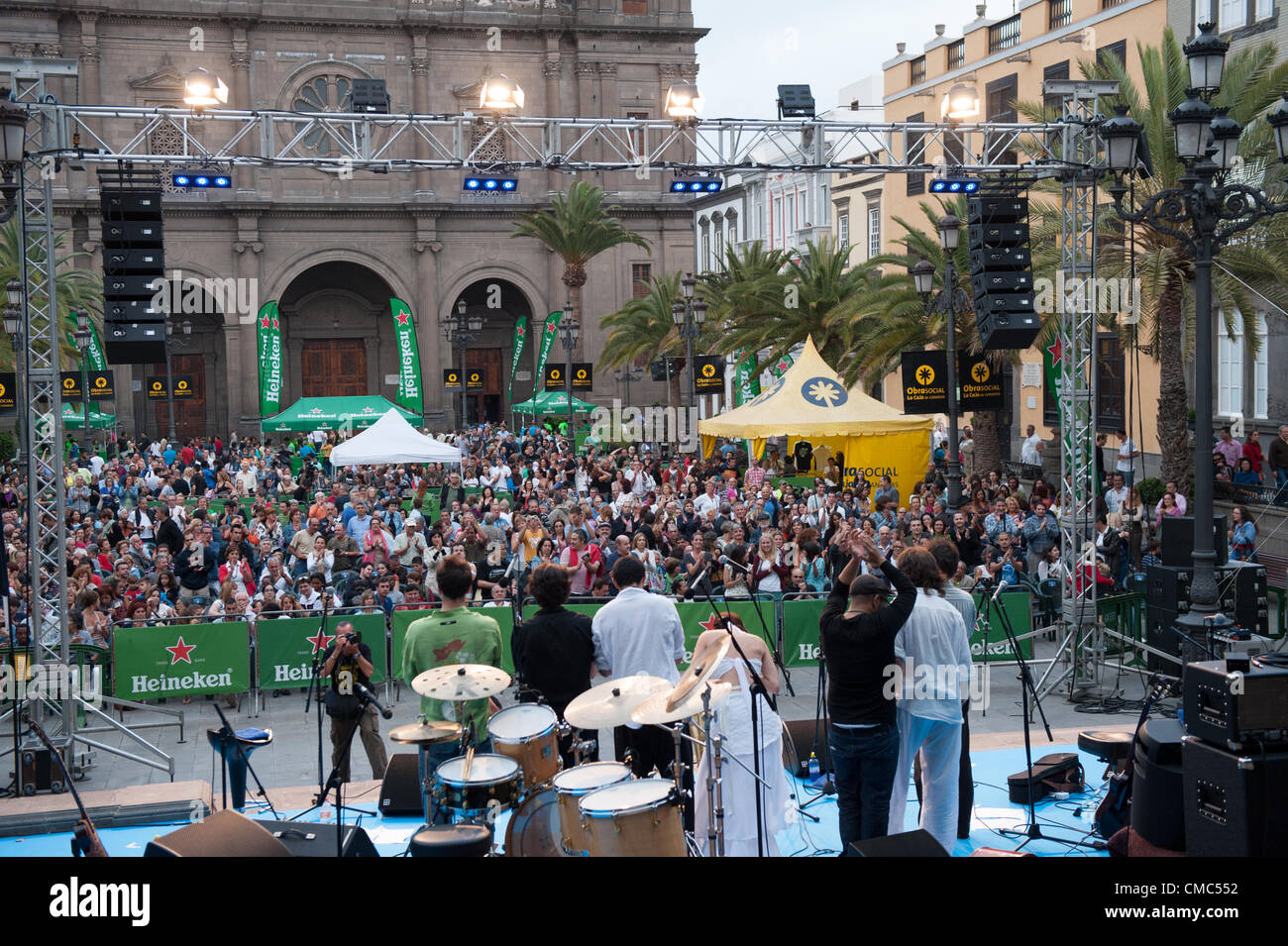 Juillet 14, 2012 - Las Palmas, Canaries, Espagne - personnes donne aux applaudissements à la bande Manao, pendant le festival international de jazz de canarias & mas Heineken, dans la région de Plaza Santa Ana, Las Palmas, Canaries, le samedi 14 juillet 2012. Retour la cathédrale de Santa Ana. Banque D'Images
