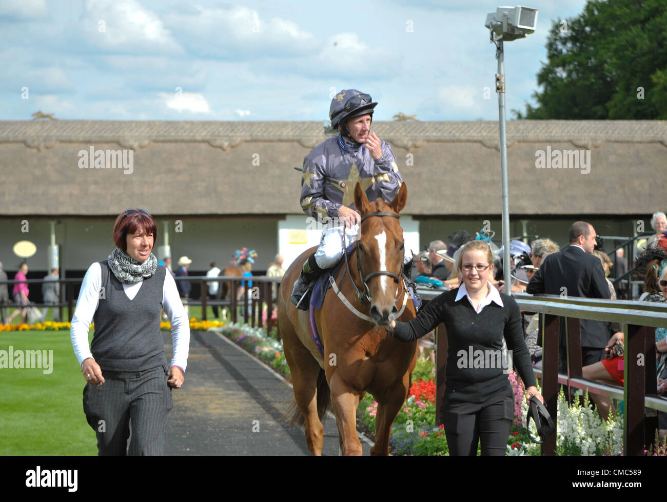 12.07.2012. Newmarket Racecourse, Newmarket, Suffolk, Angleterre. Paul Casino en gagnant de l'Egerton House Équitation Handicap Stakes équitation Zoufris Maracas Banque D'Images