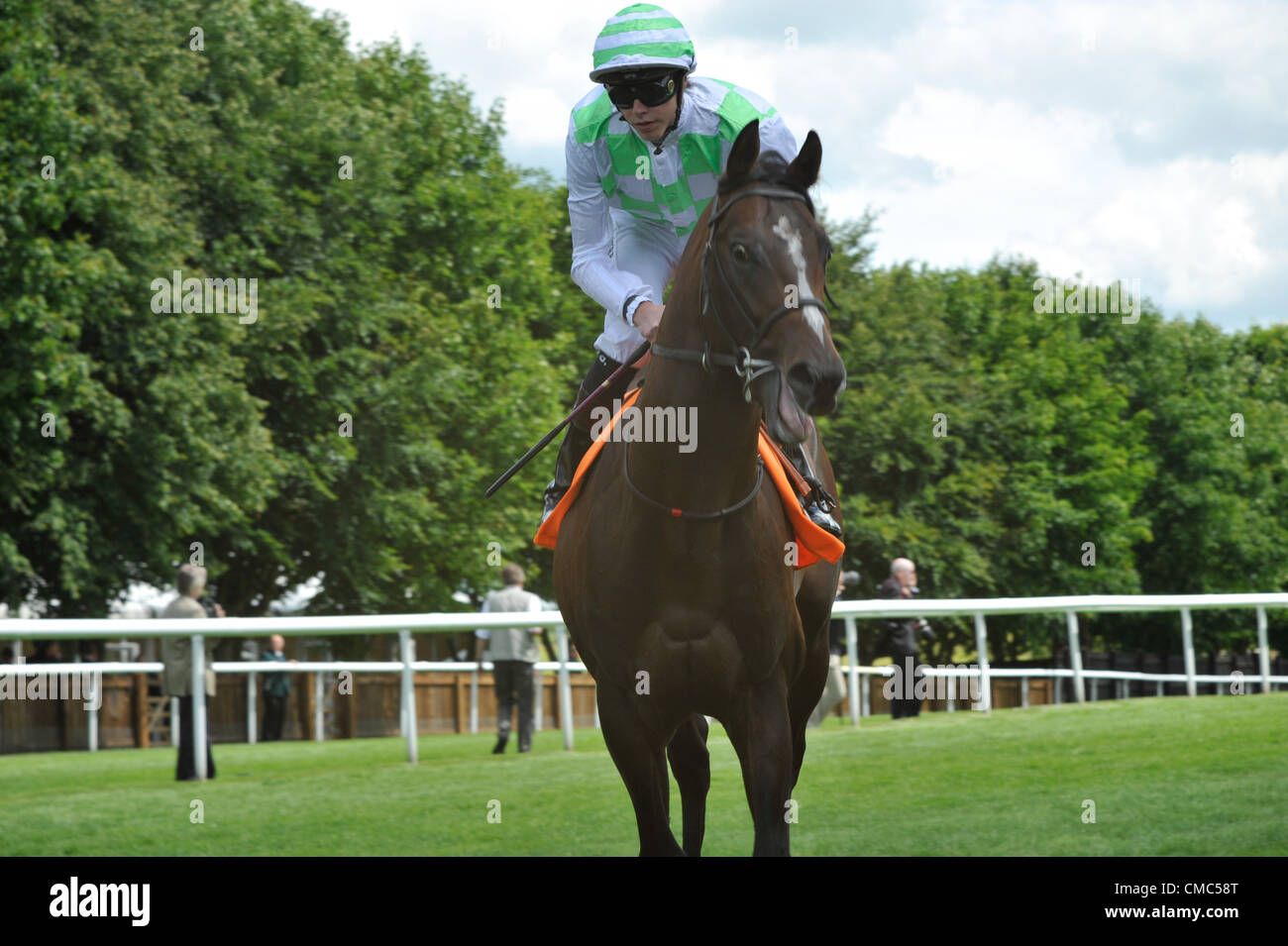 12.07.2012. Newmarket Racecourse, Newmarket, Suffolk, Angleterre. James Doyle équitation Lewisham dans la TNT à Newmarket Stakes juillet Banque D'Images