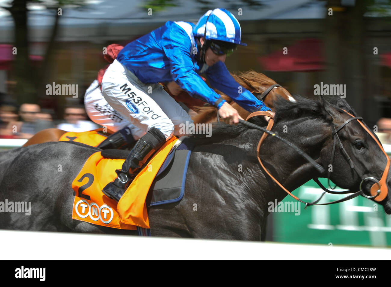 12.07.2012. Newmarket Racecourse, Newmarket, Suffolk, Angleterre. Paul Casino équitation Alhebayeb La Gagnante juillet TNT Enjeux à Newmarket Banque D'Images