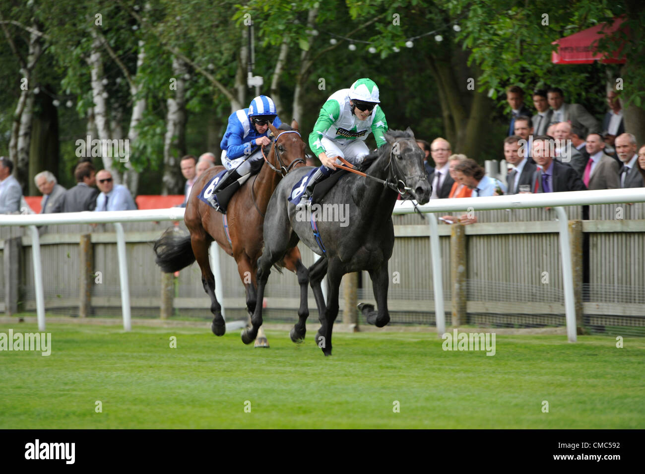 12.07.2012. Newmarket Racecourse, Newmarket, Suffolk, Angleterre. La dette souveraine monté par Jamie Spencer remportant le Portland Place état Propriétés Enjeux à Newmarket Banque D'Images