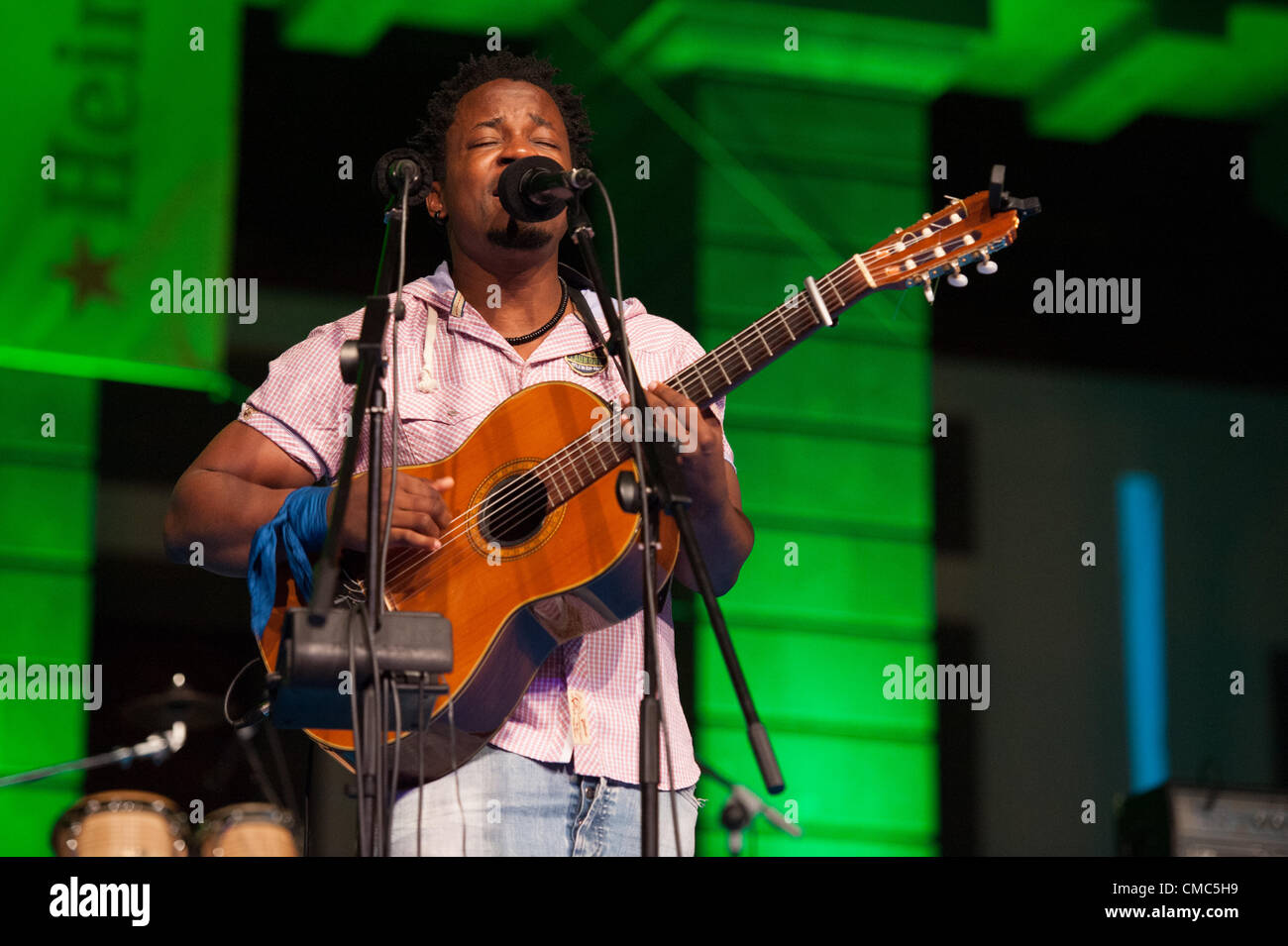 Juillet 14, 2012 - Las Palmas, Canaries, Espagne - chanteur et guitariste Blick Bassy à partir de la République du Cameroun, sur scène pendant le festival international de jazz de canarias & mas Heineken, dans la région de Plaza Santa Ana, Las Palmas, Canaries, le samedi 14 juillet 2012. Banque D'Images