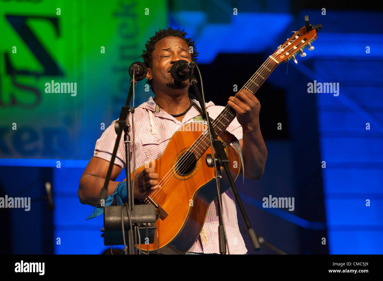 Juillet 14, 2012 - Las Palmas, Canaries, Espagne - chanteur et guitariste Blick Bassy à partir de la République du Cameroun, sur scène pendant le festival international de jazz de canarias & mas Heineken, dans la région de Plaza Santa Ana, Las Palmas, Canaries, le samedi 14 juillet 2012. Banque D'Images