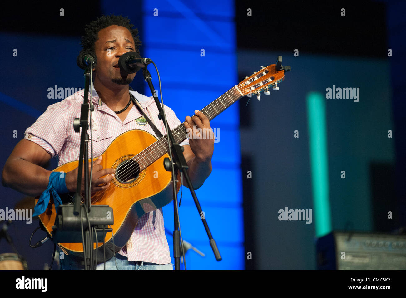 Juillet 14, 2012 - Las Palmas, Canaries, Espagne - chanteur et guitariste Blick Bassy à partir de la République du Cameroun, sur scène pendant le festival international de jazz de canarias & mas Heineken, dans la région de Plaza Santa Ana, Las Palmas, Canaries, le samedi 14 juillet 2012. Banque D'Images