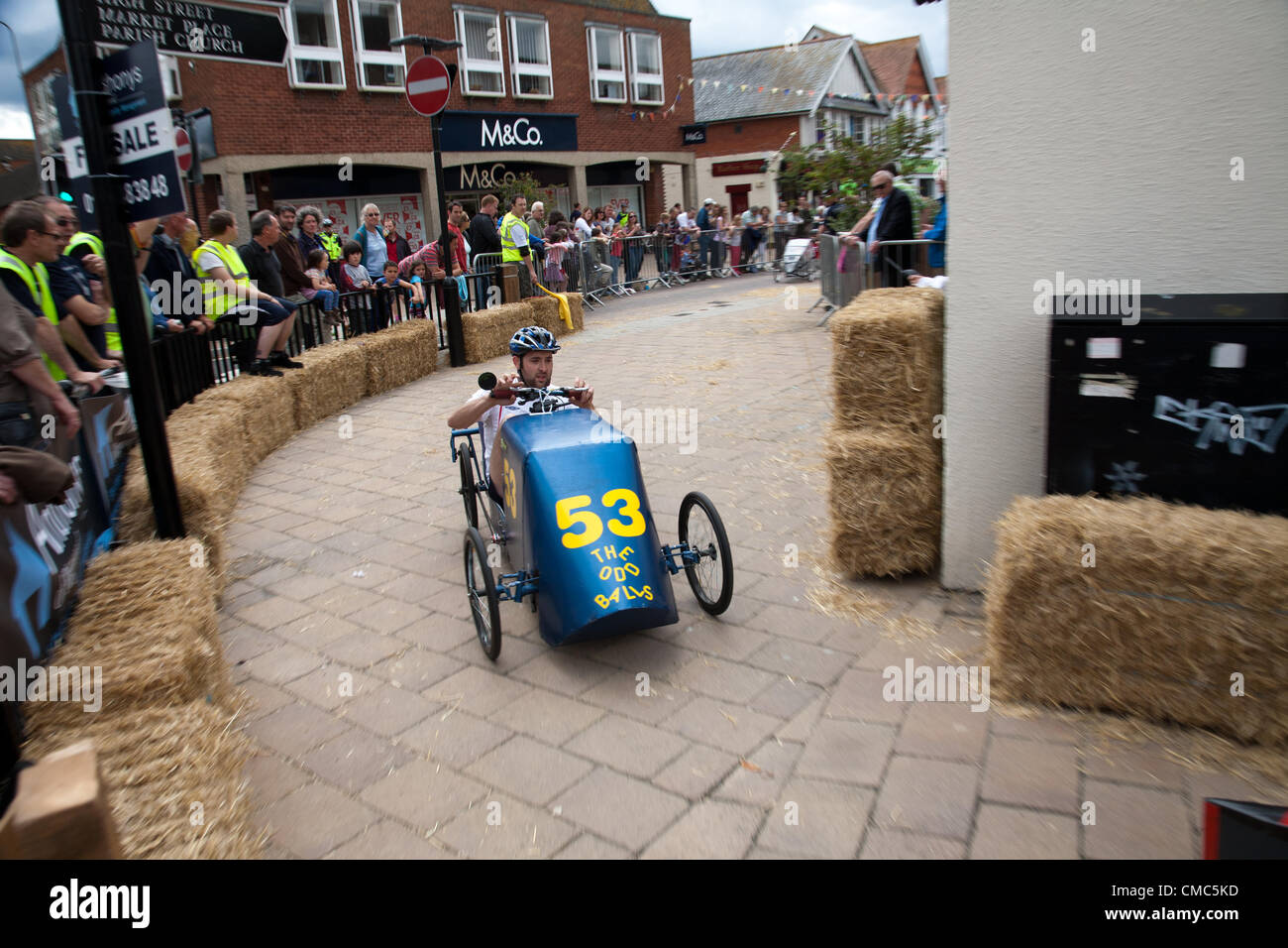 Les participants prennent part à la British Grand Prix 2012 Voiture à pédale. Wacky Races" l 'événement a eu lieu sur des routes fermées dans la ville. Banque D'Images