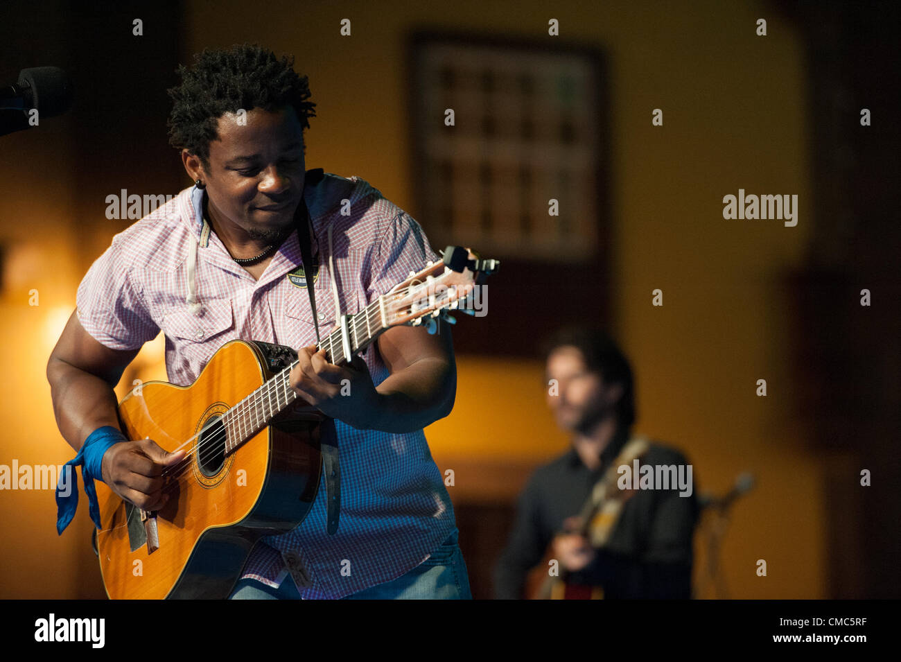 Juillet 14, 2012 - Las Palmas, Canaries, Espagne - chanteur et guitariste Blick Bassy à partir de la République du Cameroun, sur scène pendant le festival international de jazz de canarias & mas Heineken, dans la région de Plaza Santa Ana, Las Palmas, Canaries, le samedi 14 juillet 2012. Banque D'Images