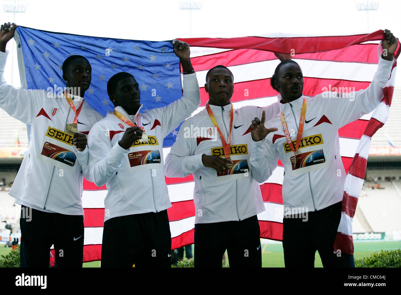 15.07.2012 Barcelone, Espagne. Cérémonie des médailles du relais 4x100 mètres hommes USA Team Tireek HILL Arthur Bailey Aldrich Delaney et Aaron ERNEST recevoir des médailles d'or sur la sixième journée des Championnats du monde junior de l'IAAF de la Stade olympique de Montjuic à Barcelone. Banque D'Images