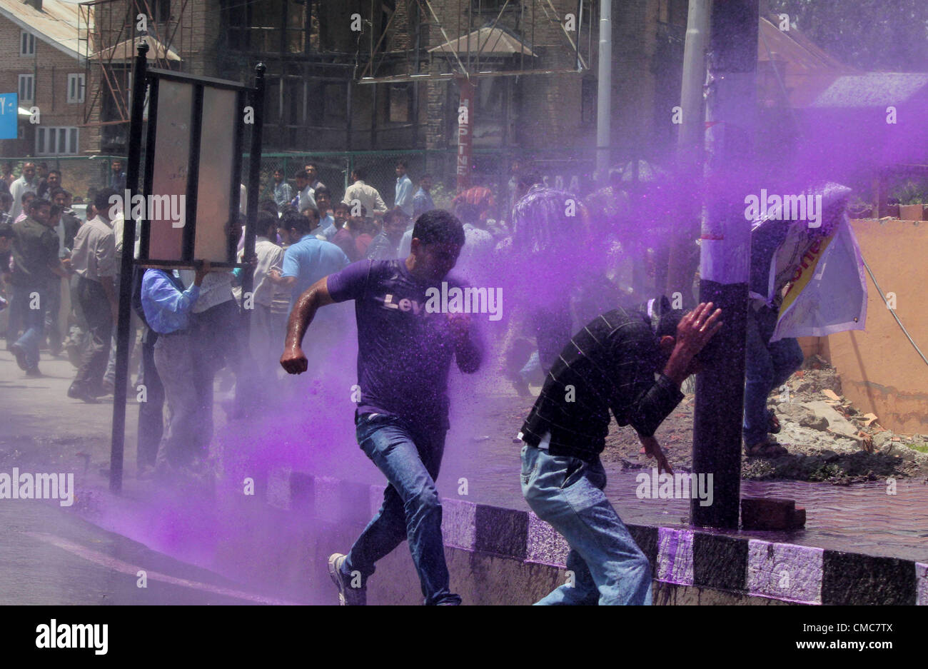 16 juillet 2012 - Srinagar, au Cachemire indien, l'Inde - la police tire un jet d'eau vers les enseignants du Cachemire au cours de la protestation à Srinagar, la capitale d'été du Cachemire indien. Gouvernement de l'état de Jammu-et-Cachemire employés et le gouvernement de l'état restent sur le chemin de la guerre aujourd'hui, alors qu'encore une fois, le gouvernement de l'état employés ont protesté à Srinagar. Des centaines de personnes sont dans la rue pour réclamer des arriérés de demandes de libération, d'amélioration de l'âge de la retraite et la régularisation des personnes nommées ad hoc. Plus d'une douzaine d'employés ont été blessés et des dizaines arrêtés pendant les manifestations. (Crédit Image : © Altaf Zargar/ZUM Banque D'Images